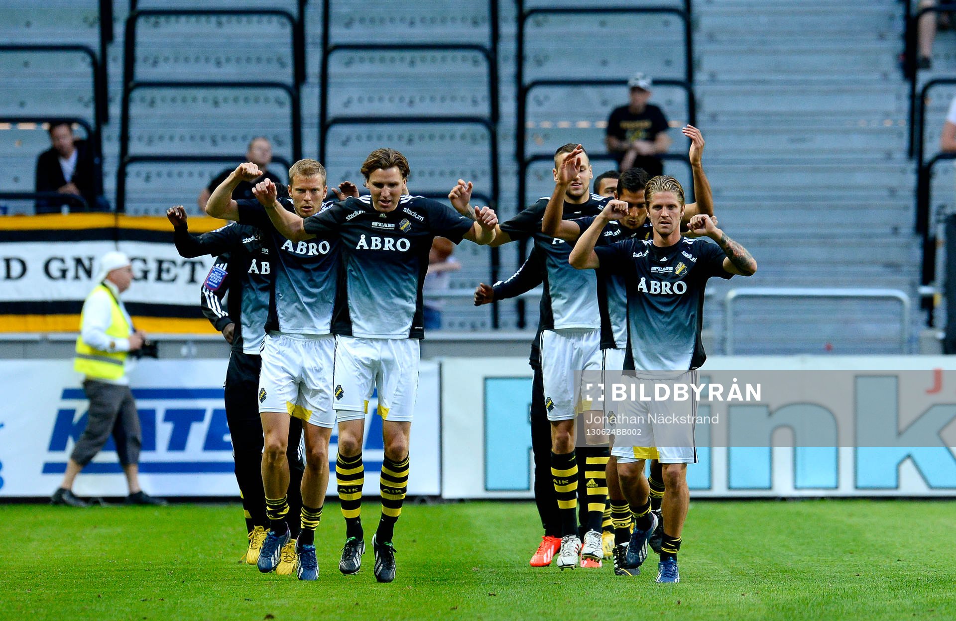 s spelare värmer upp innan fotbollsmatchen i Allsvenskan