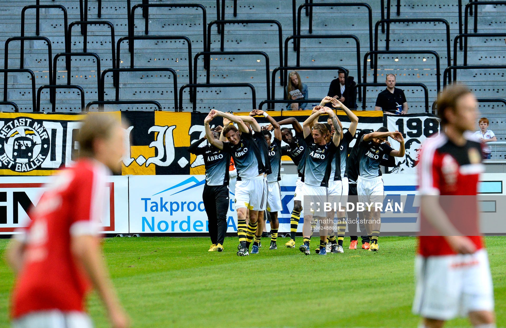 s spelare värmer upp innan fotbollsmatchen i Allsvenskan