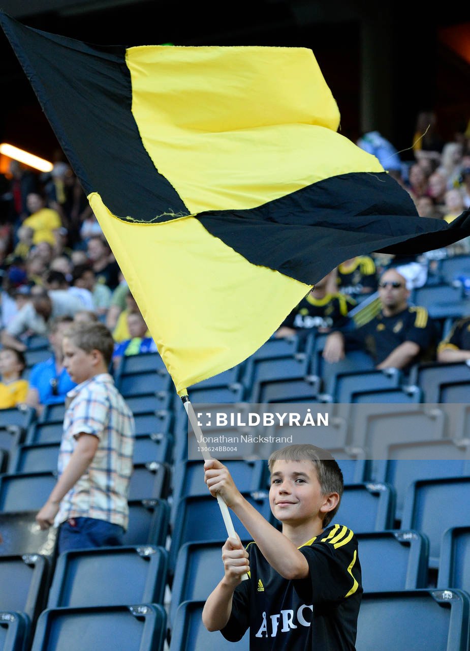 s supporter ses med sitt lags flagga innan fotbollsmatchen