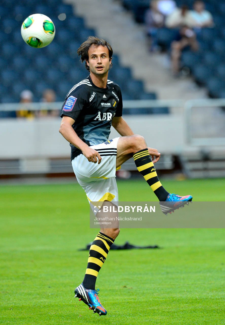 s Helgi Daníelsson värmer upp innan fotbollsmatchen i