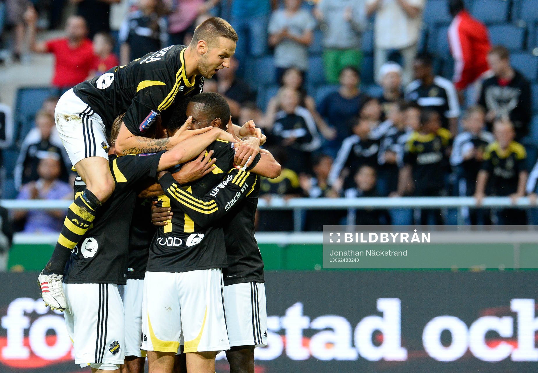 s spelare jublar med Henok Goitom (h)