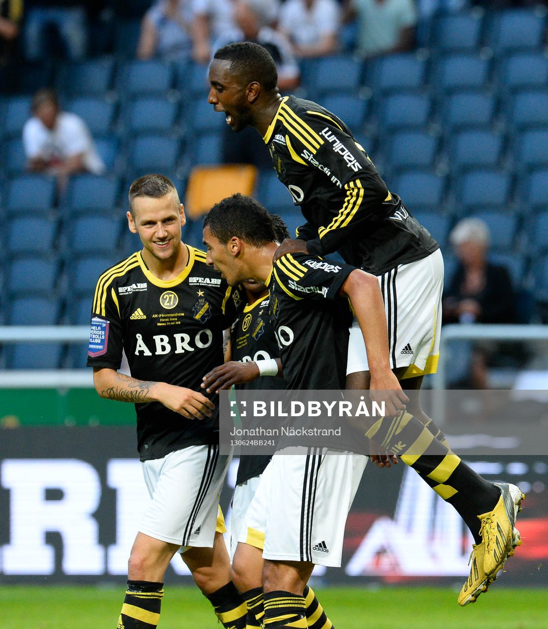 s spelare jublar med Henok Goitom (h)