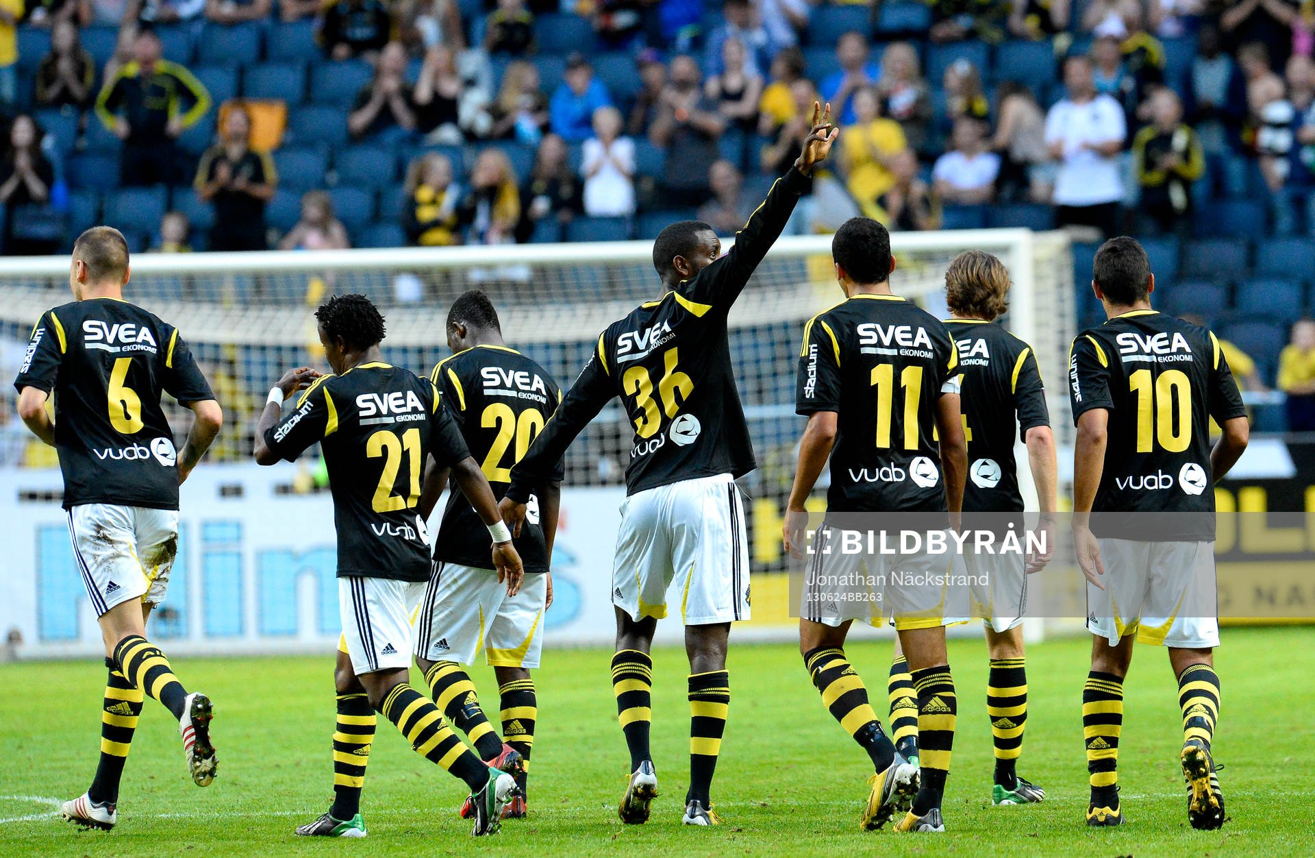 s spelare jublar med Henok Goitom (m)