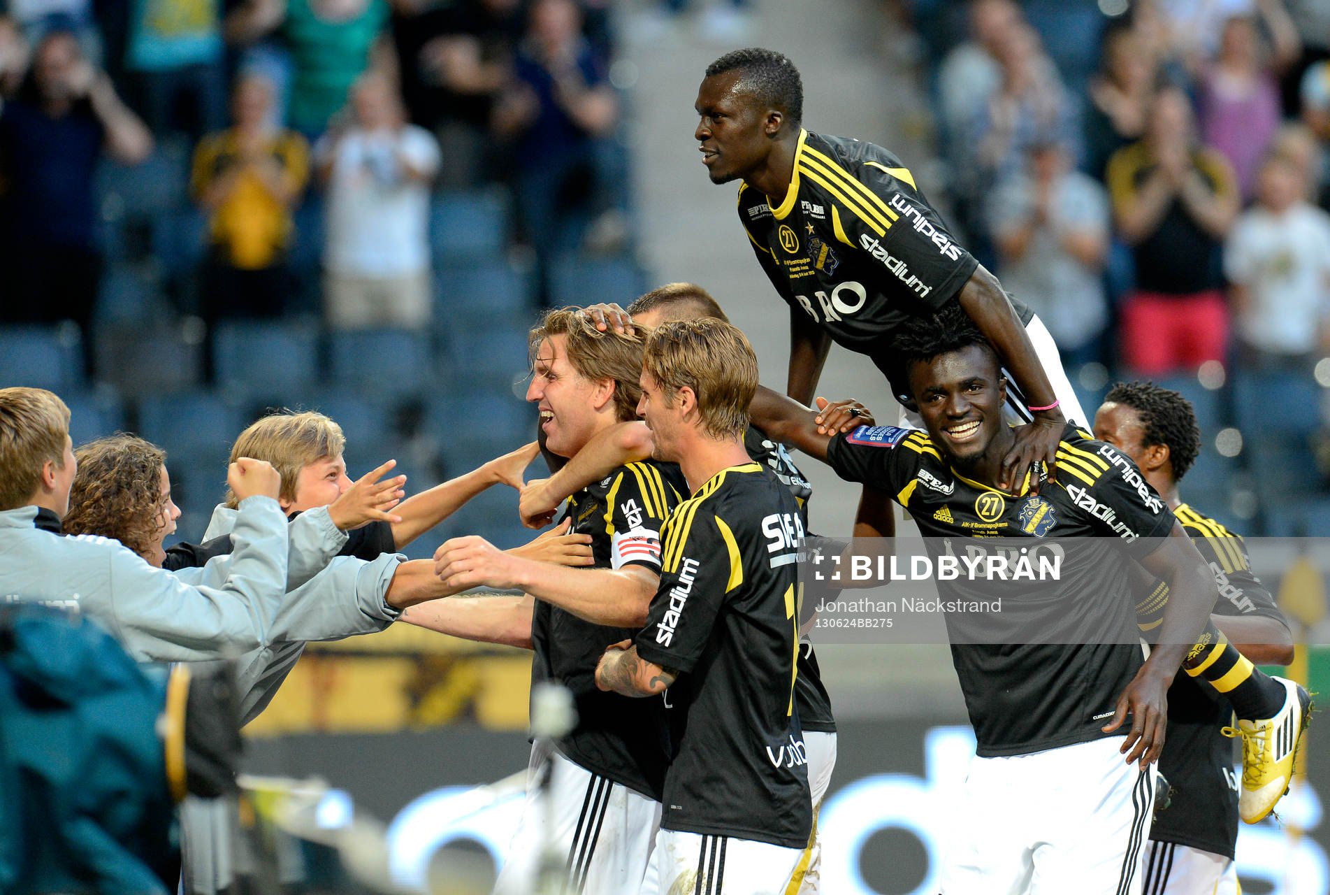AIK:s Nils-Eric Johansson (v) jublar efter 4-0-målet under fotbollsmatchen i Allsvenskan mellan AIK och Brommapojkarna den 24 Juni 2013 i Stockholm.