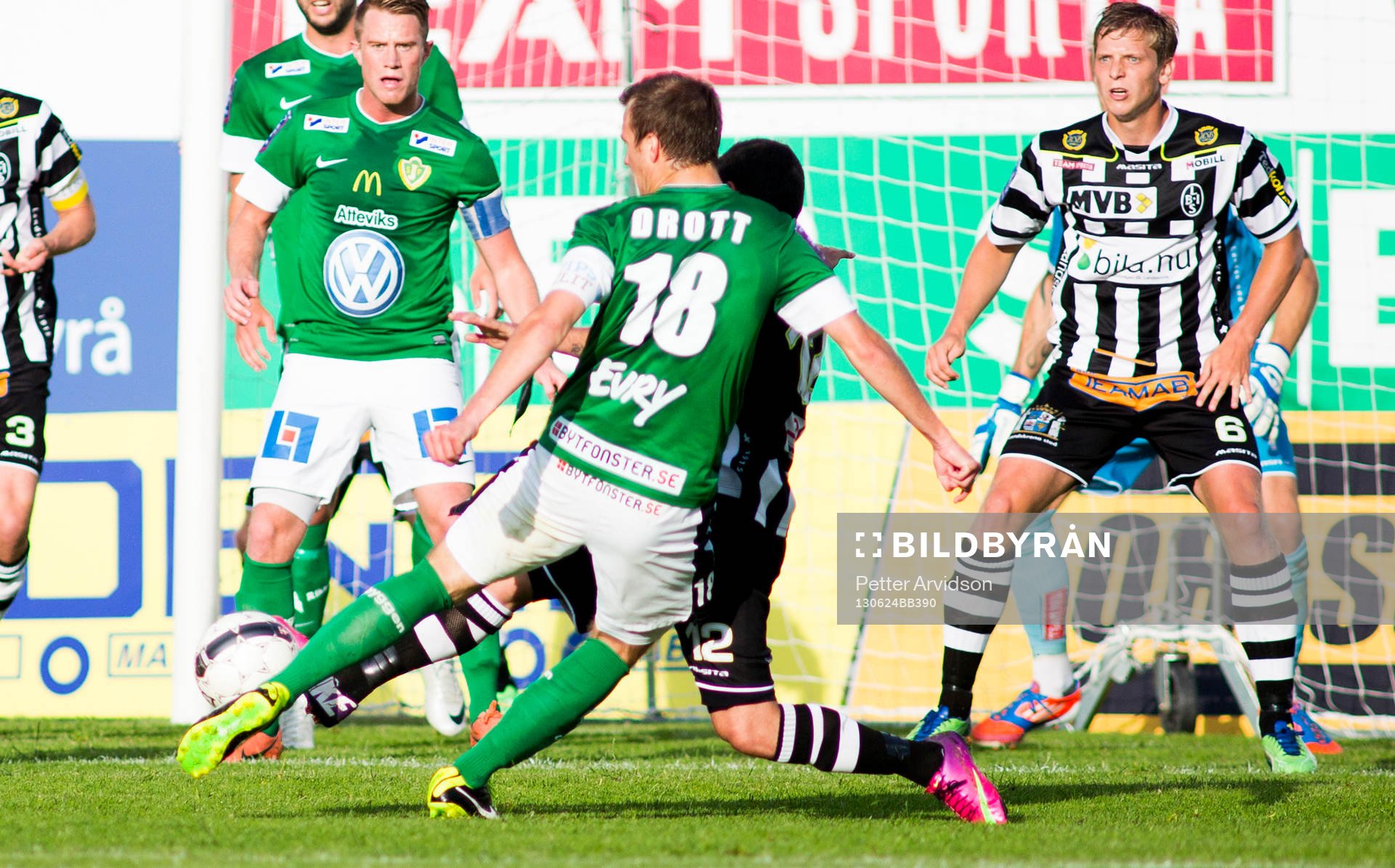 Jönköpings Jonathan Drott skjuter mot mål, Landskronas