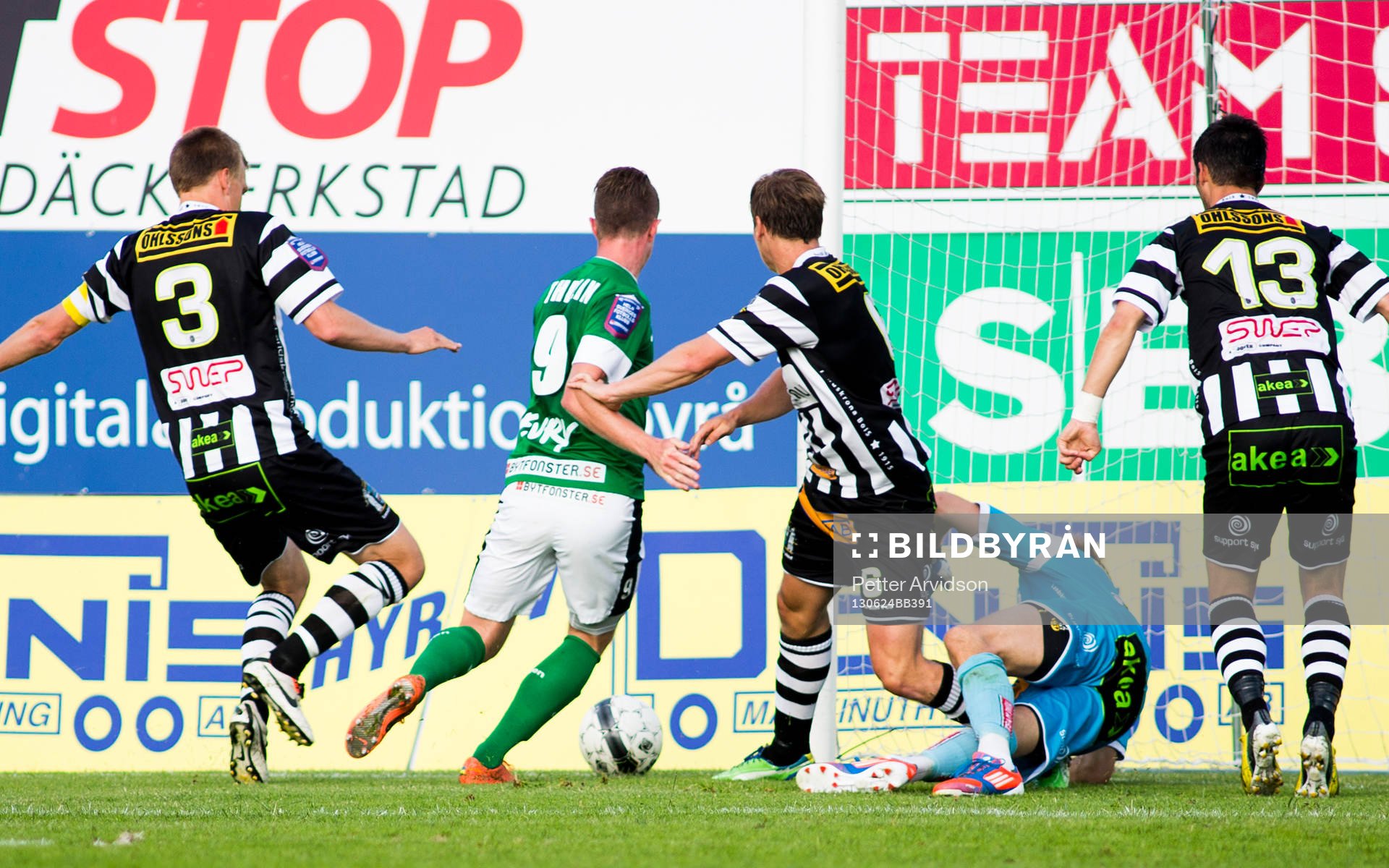 Jönköpings Tommy Thelin är nära att göra mål men