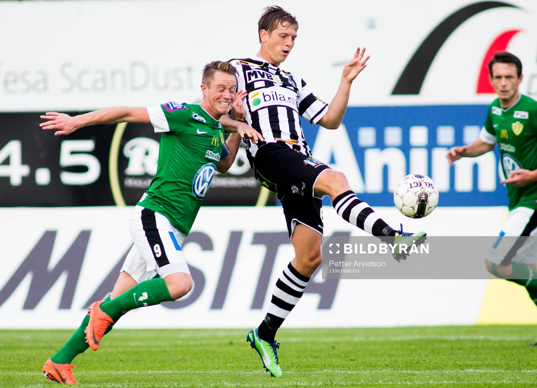 Jönköpings Tommy Thelin försöker ta bollen från