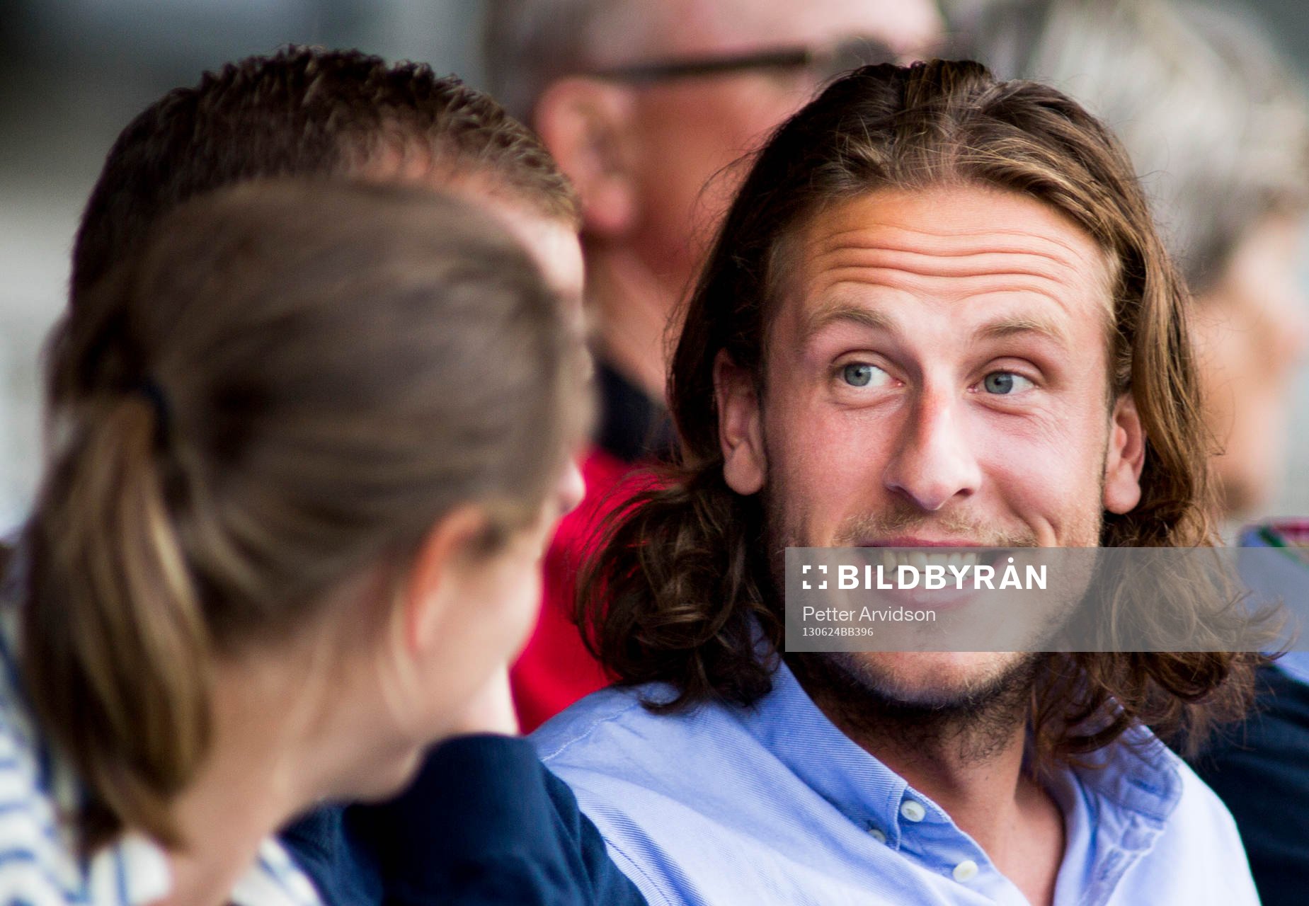 Svenska Landslags spelaren Jonas Olsson kollade på matchen