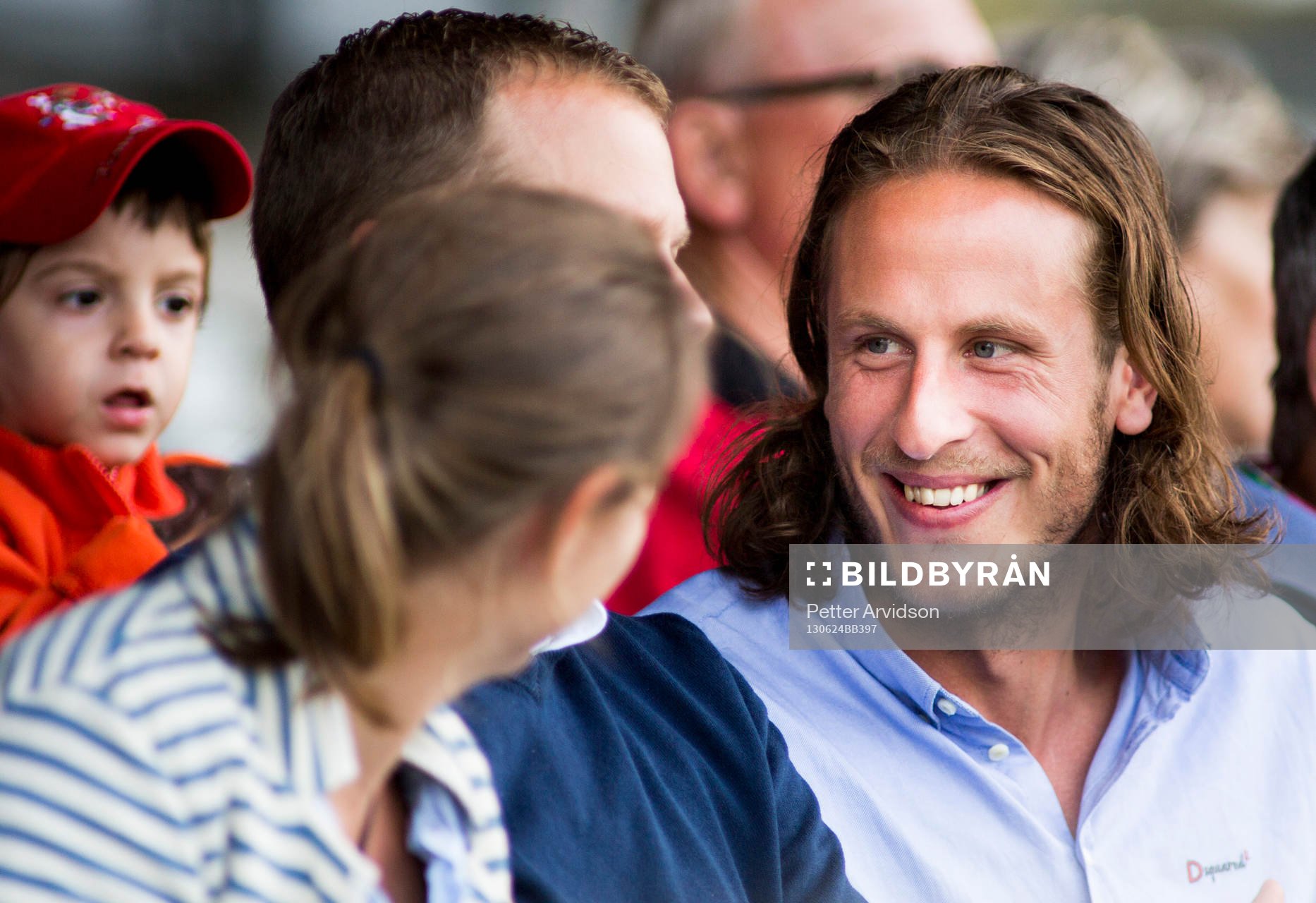 Svenska Landslags spelaren Jonas Olsson kollade på matchen