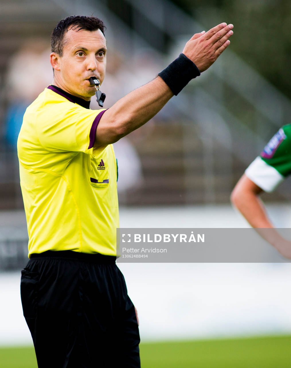 Domaren Dragan Bajac från Haninge i matchen mellan