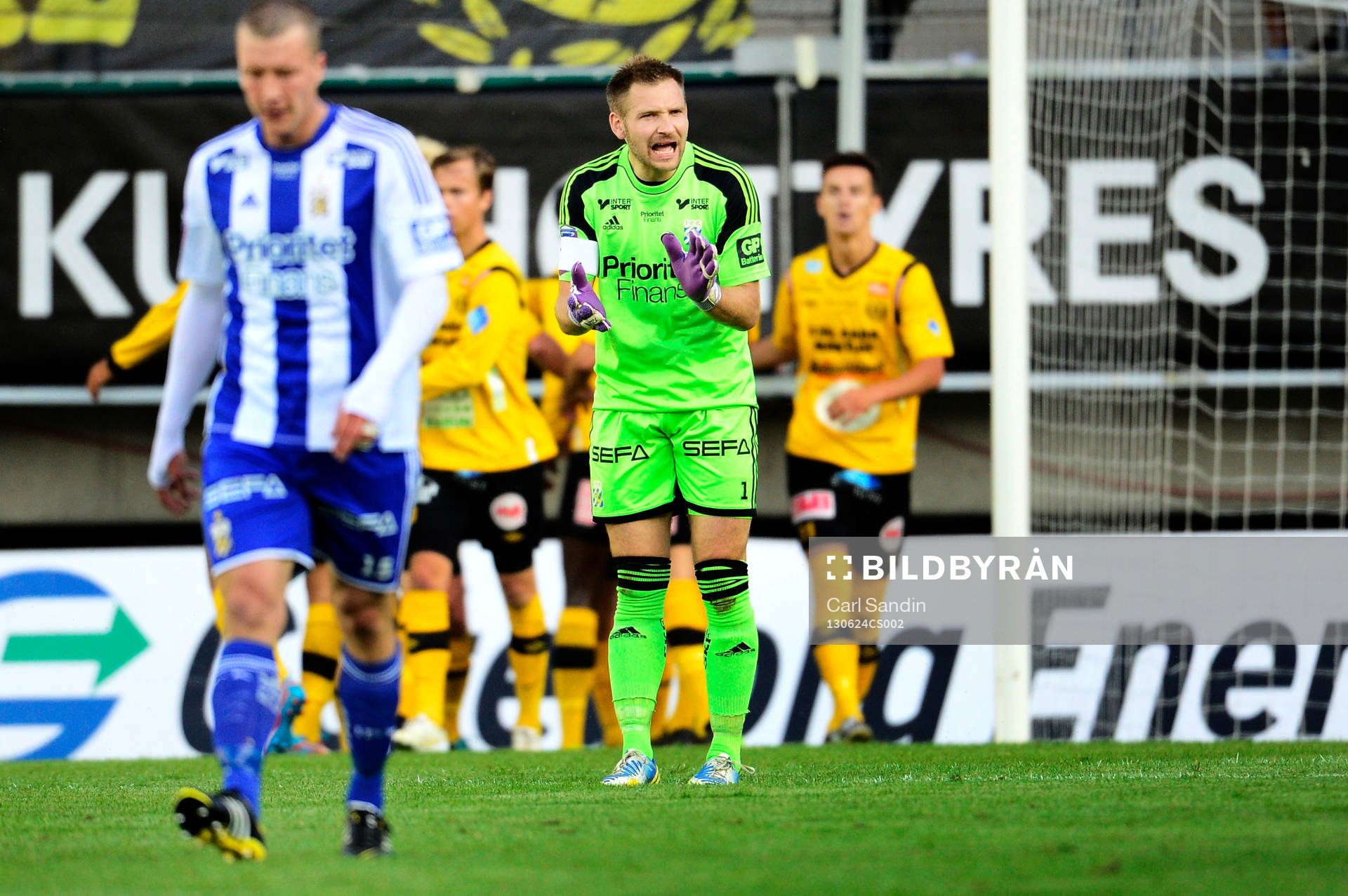 IFK Göteborgs målvakt John Alvbåge peppar laget