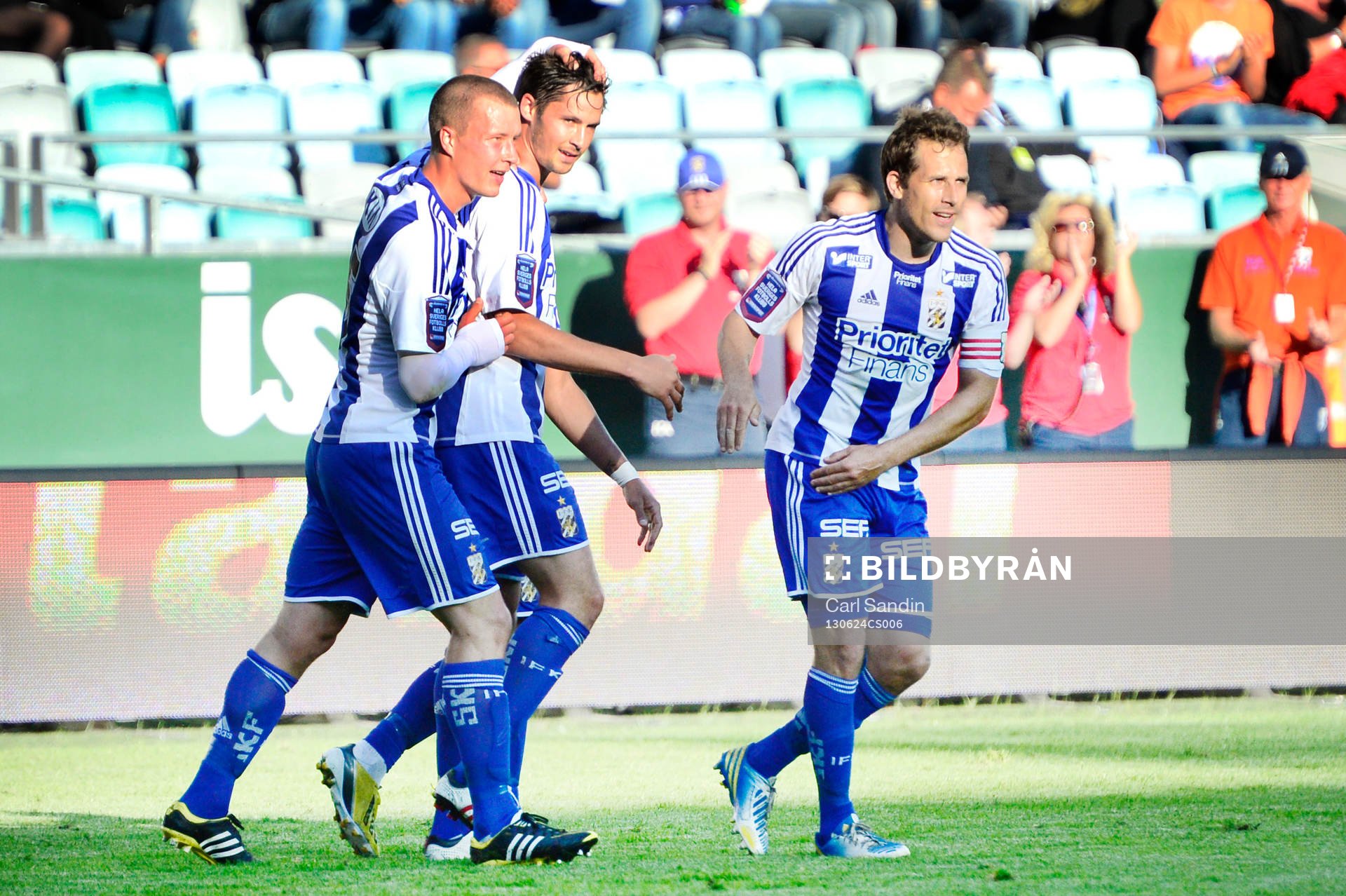 IFK Göteborgs Philip Haglund kramas om