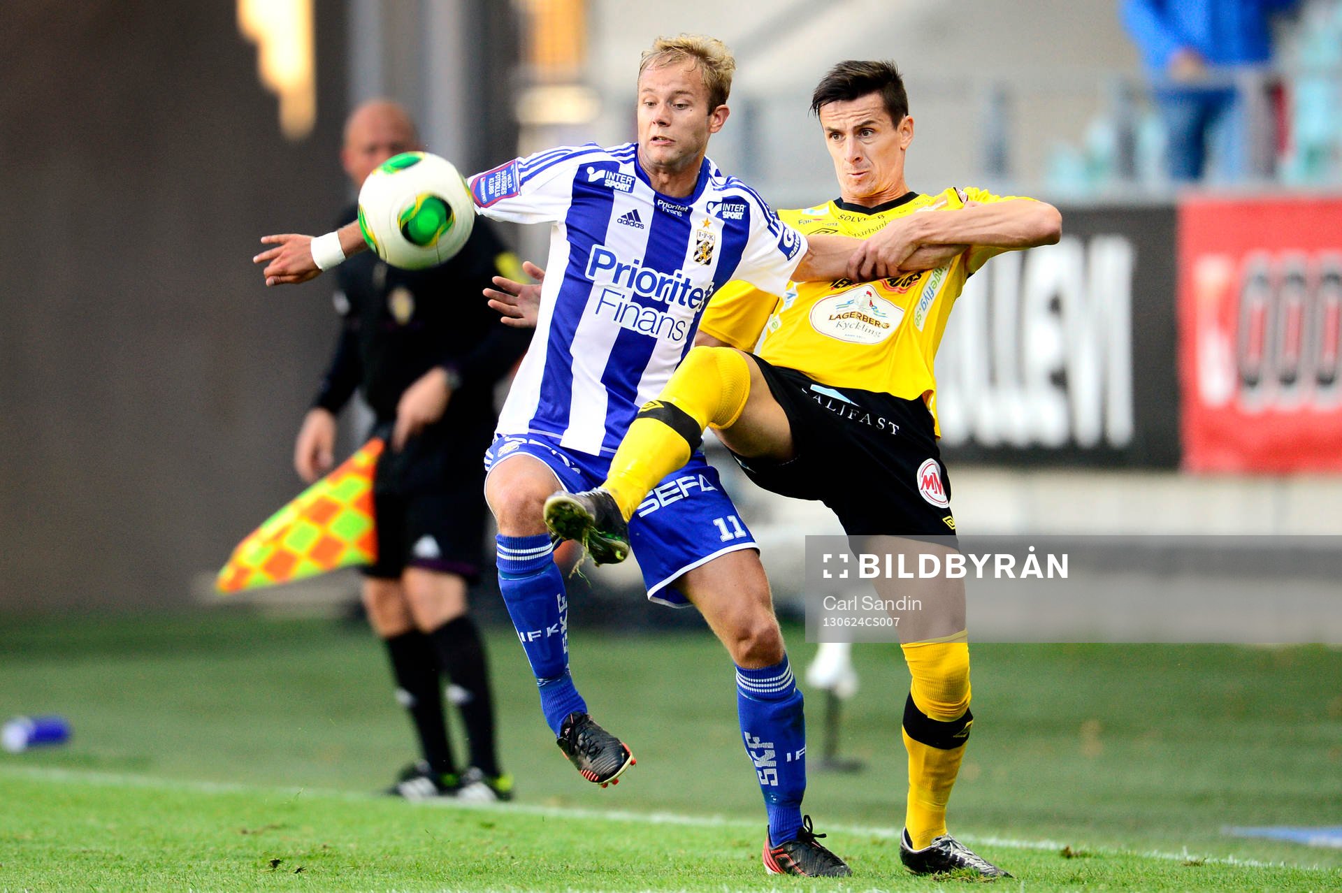 IFK Göteborgs Robin Söder i kamp om bollen med Mjällbys