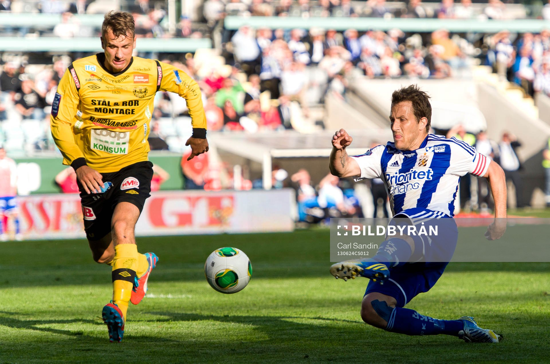 IFK Göteborgs Tobias Hysén (h) skjuter mot mål och