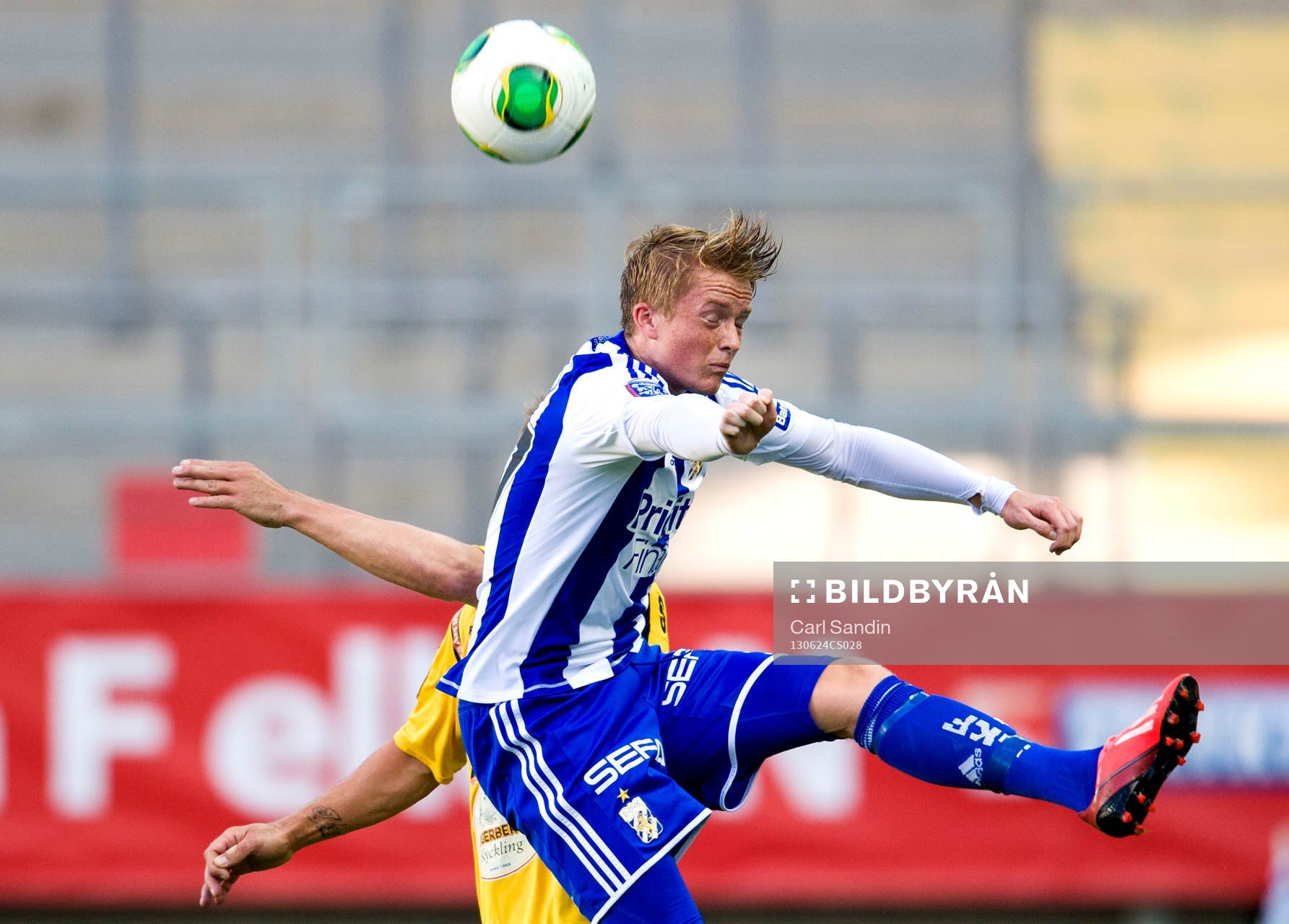 IFK Göteborgs Sam Larsson i nickduell under fotbollsmatchen i allsvenskan mellan IFK Göteborg och Mjällby den 24 juni 2013 i Göteborg.