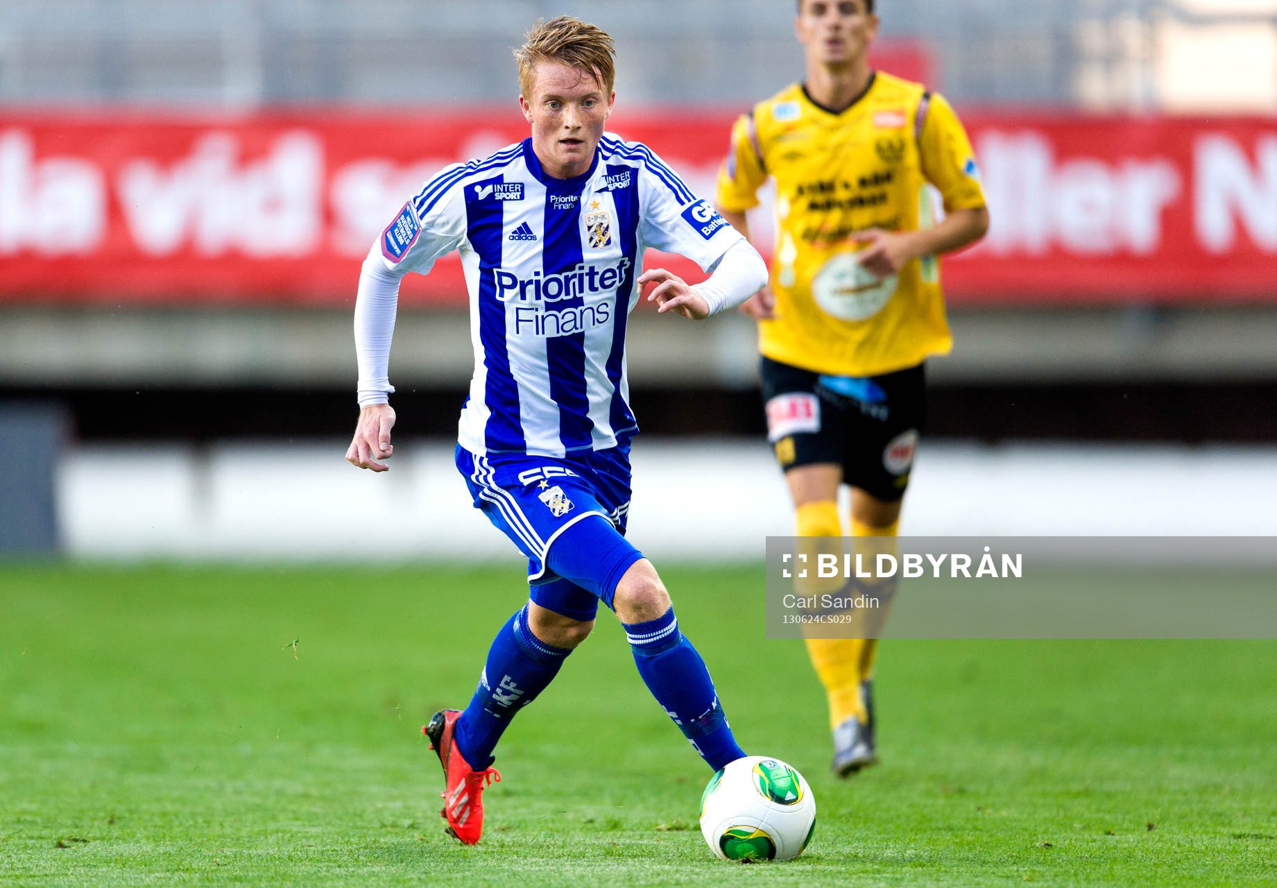 IFK Göteborgs Sam Larsson driver bollen