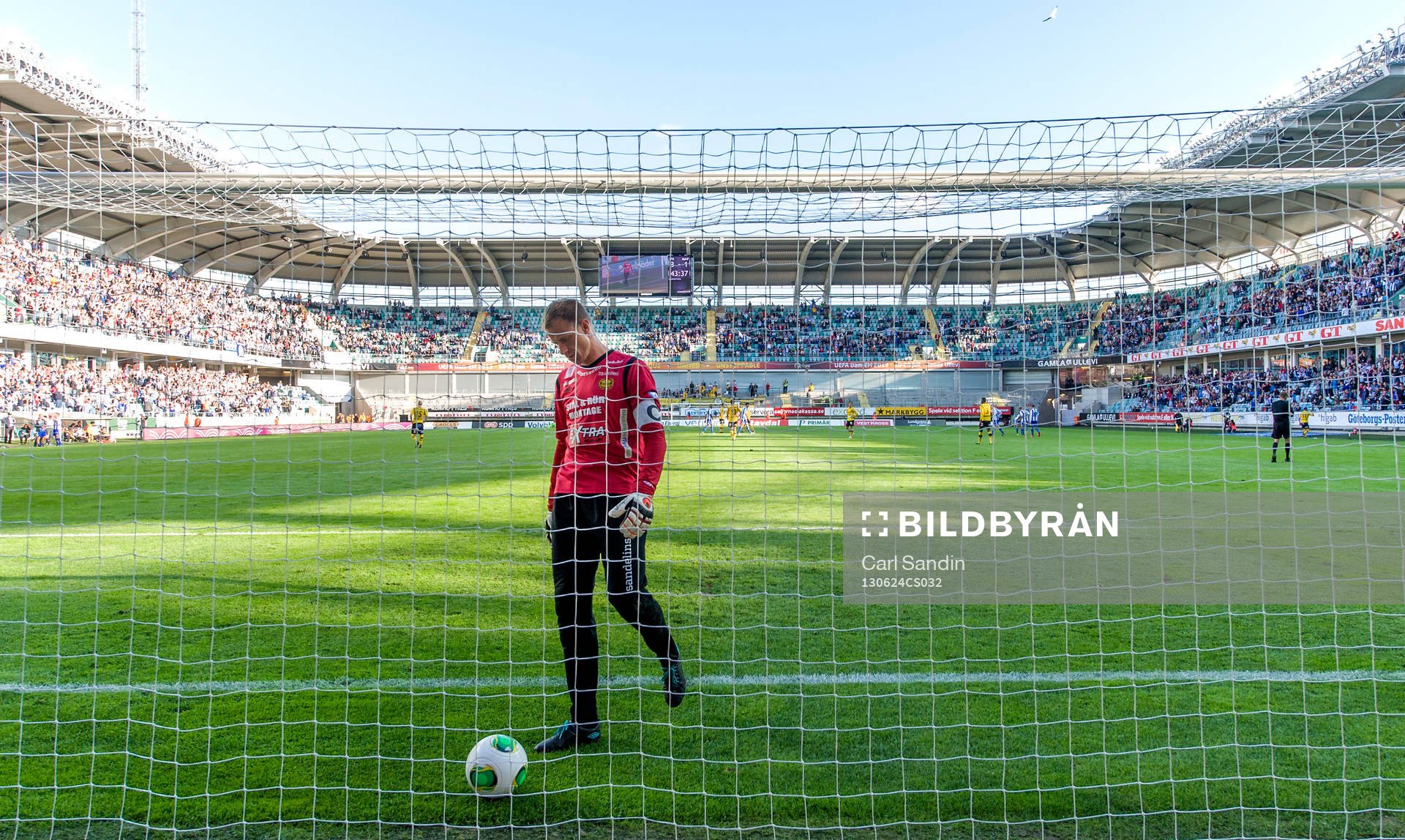 Mjällbys målvakt Mattias Asper hämtar bollen i målet