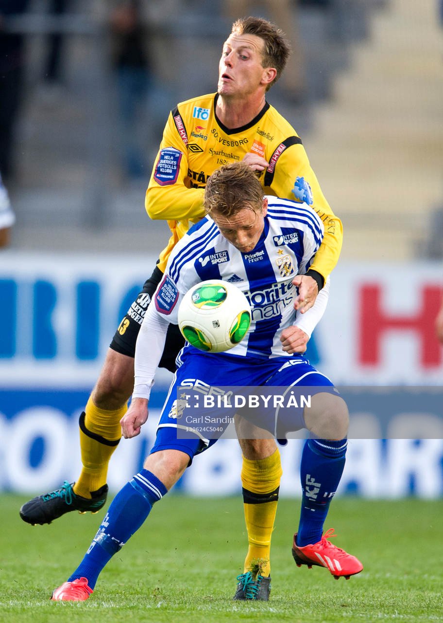 Närkamp mellan Mjällbys Daniel Nilsson och IFK Göteborgs Sam Larsson under fotbollsmatchen i allsvenskan mellan IFK Göteborg och Mjällby den 24 juni 2013 i Göteborg.
