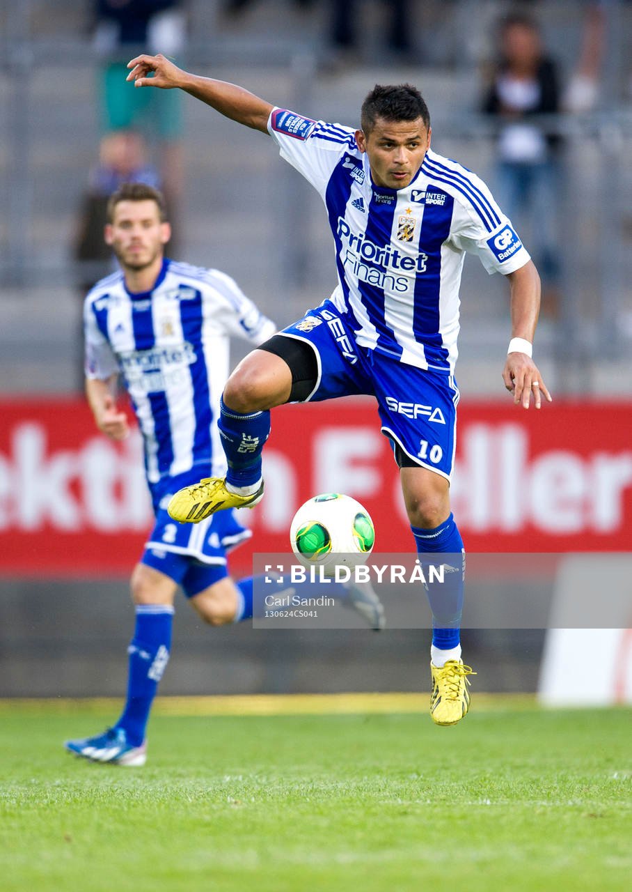 IFK Göteborgs Daniel Sobralense tar ner bollen