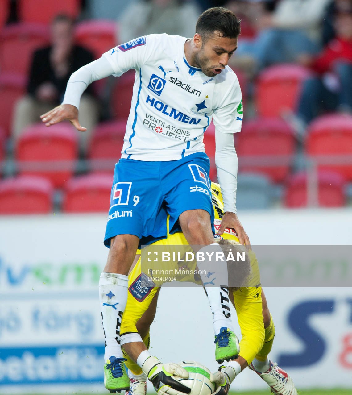 Imad Khalili, Norrköping, trampar på Alexander Nadj,