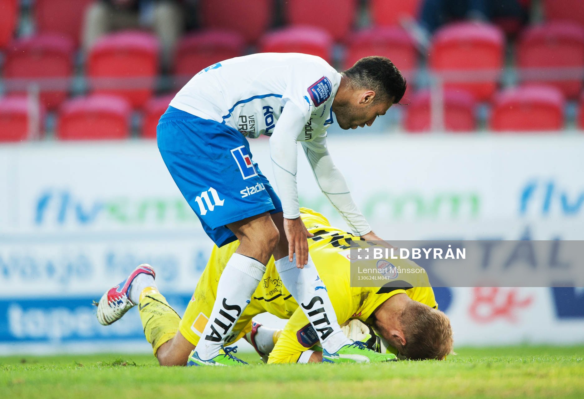 Imad Khalili, Norrköping, trampar på Alexander Nadj,