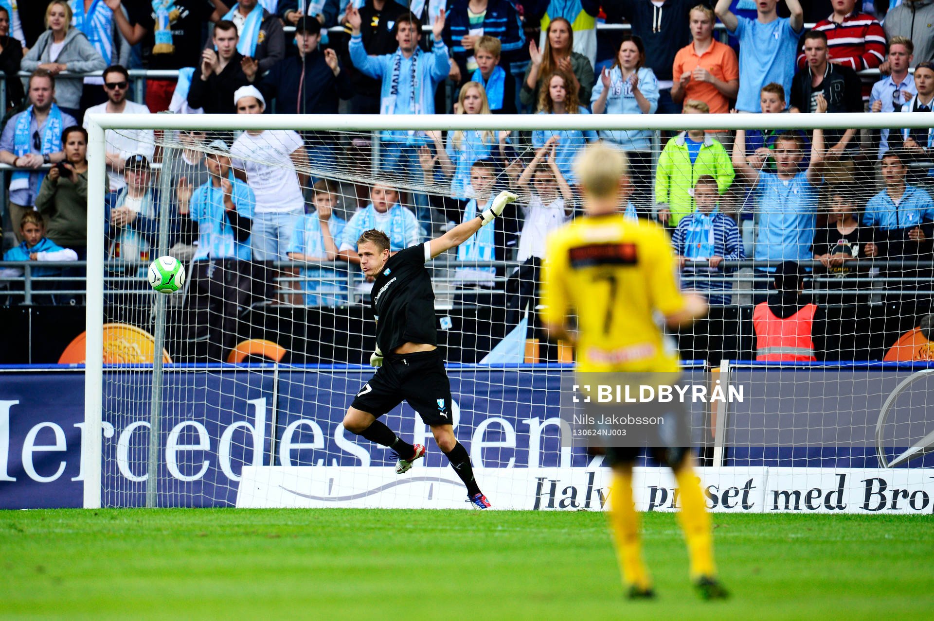 Malmö FFs målvakt Johan Dahlin räddar ett skott