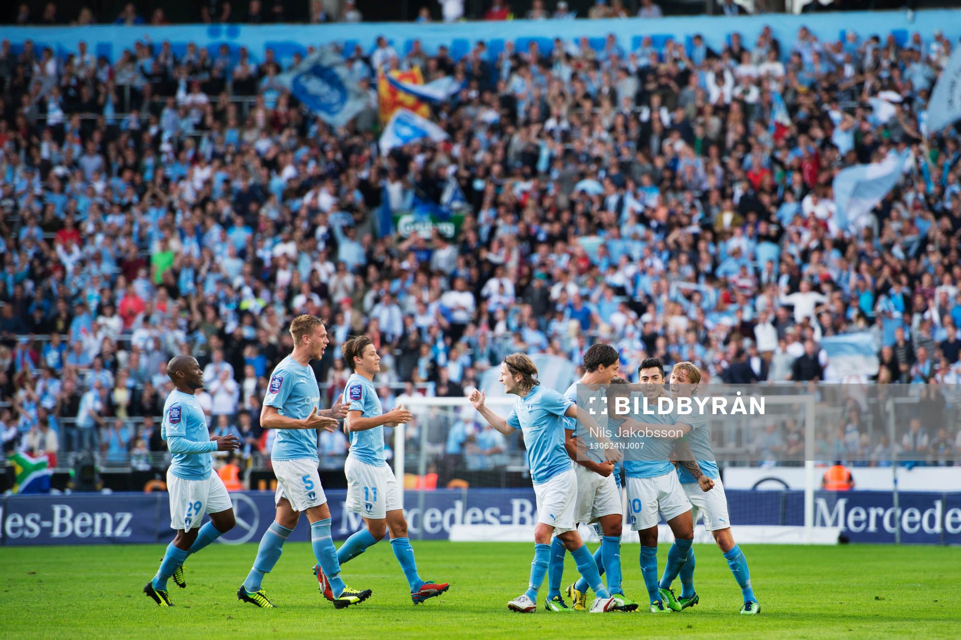 Malmö FFs Jiloan Hamad kramas om