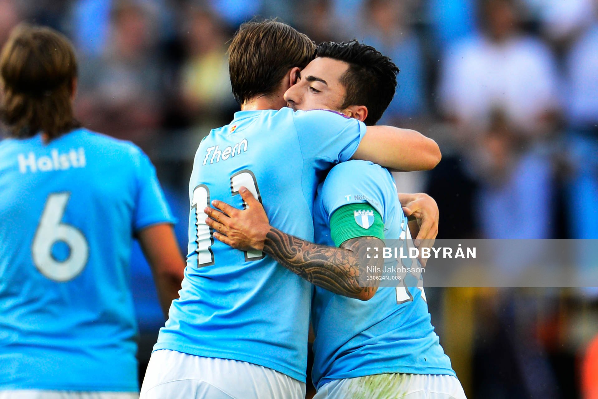 Malmö FFs Jiloan Hamad kramas om av Simon Thern