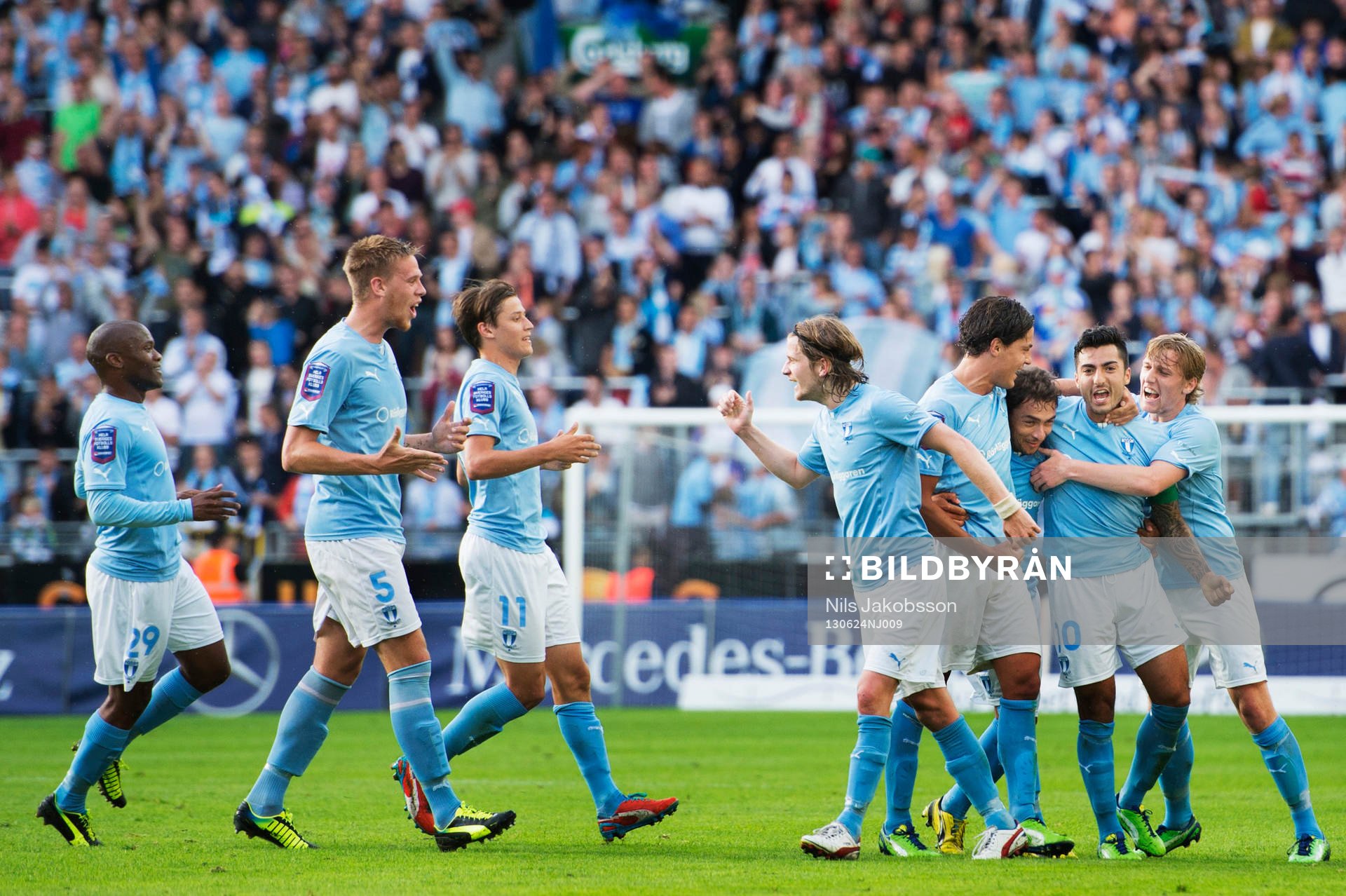 Malmö FFs Jiloan Hamad kramas om