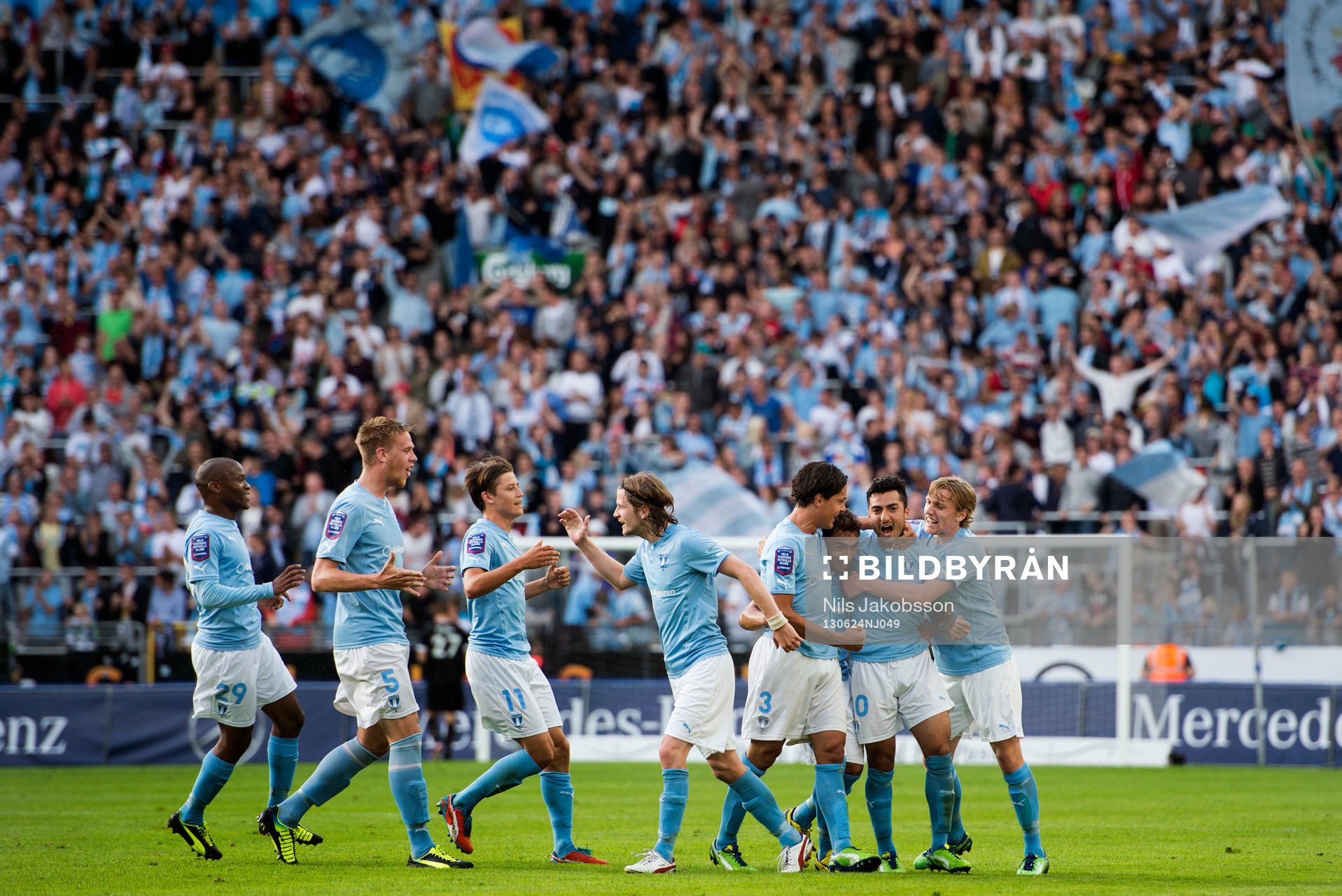 Malmö FFs Jiloan Hamad har gjort 1-0 och Erik Friberg,