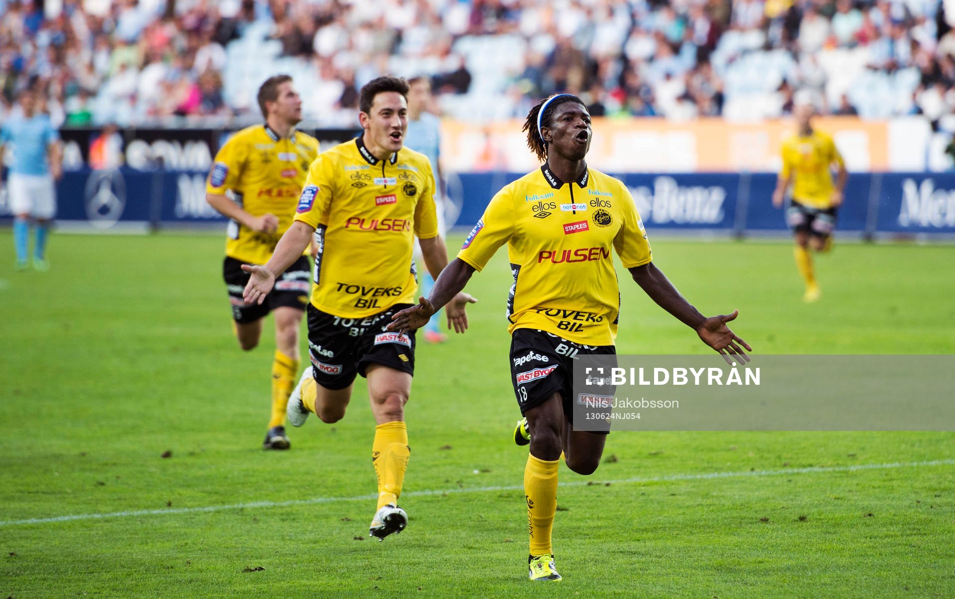 Elfsborgs Stefan Ishizaki och Mohamed Bangura jublar efter 1-1 under fotbollsmatchen i Allsvenskan mellan Malmö FF och Elfsborg den 24 juni 2013 i Malmö.