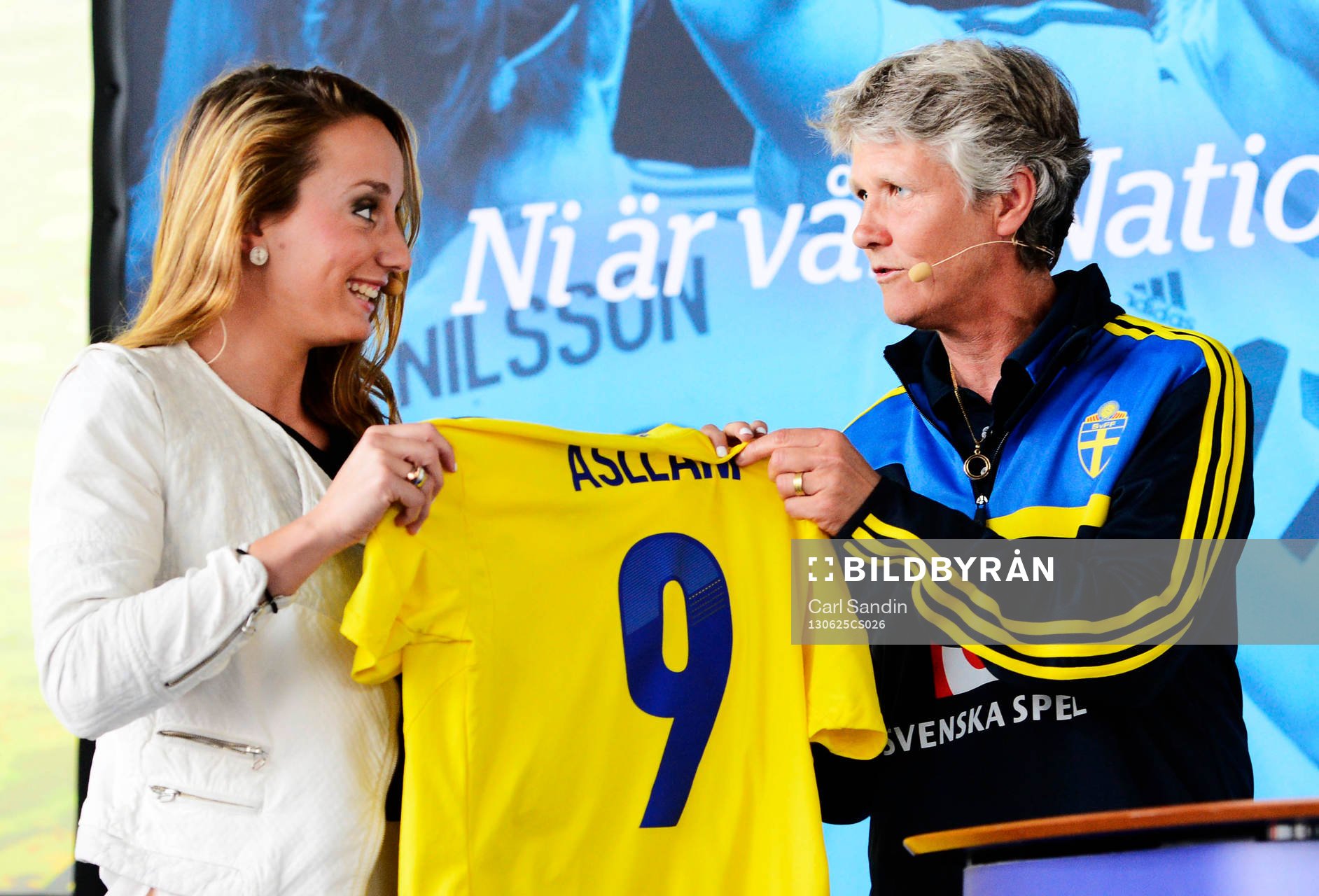 Sveriges Kosovare Asllani och förbundskapten Pia Sundhage