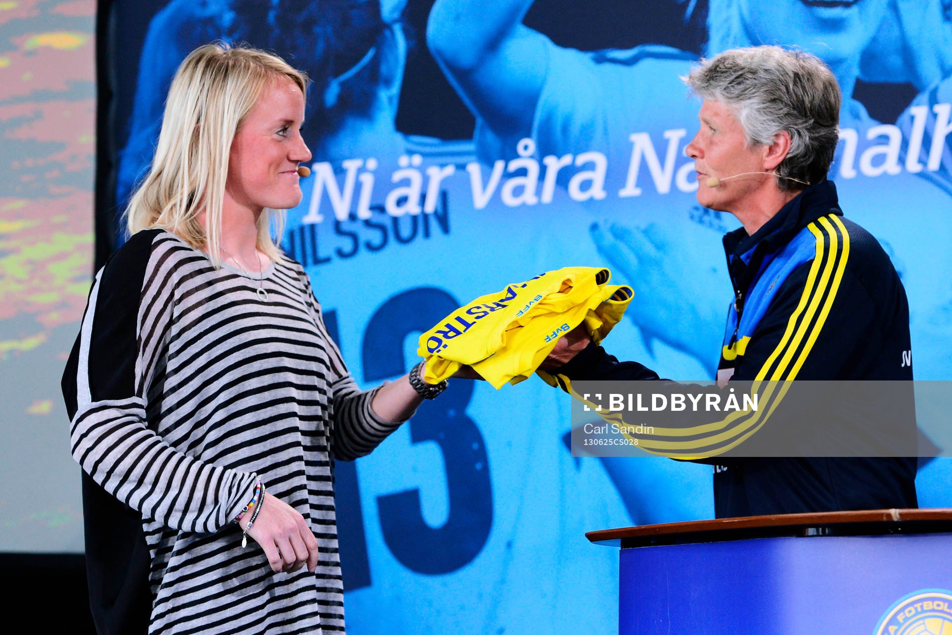 Sveriges Marie Hammarström och förbundskapten Pia Sundhage