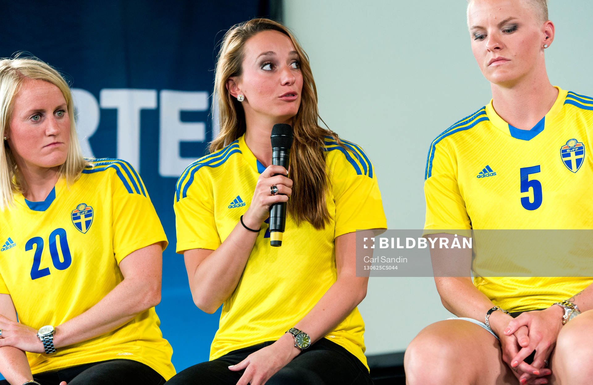 Sveriges Kosovare Asllani svarar på frågor