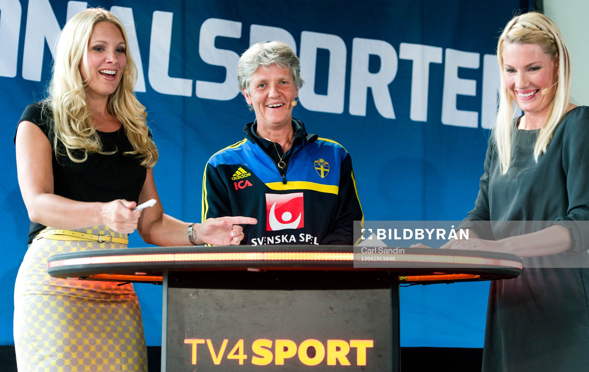 Anna Brolin, förbundskapten Pia Sundhage och Hanna Marklund tittar på möjliga startelvor under presskonferensen inför dam-EM den 25 juni 2013 i Göteborg.
