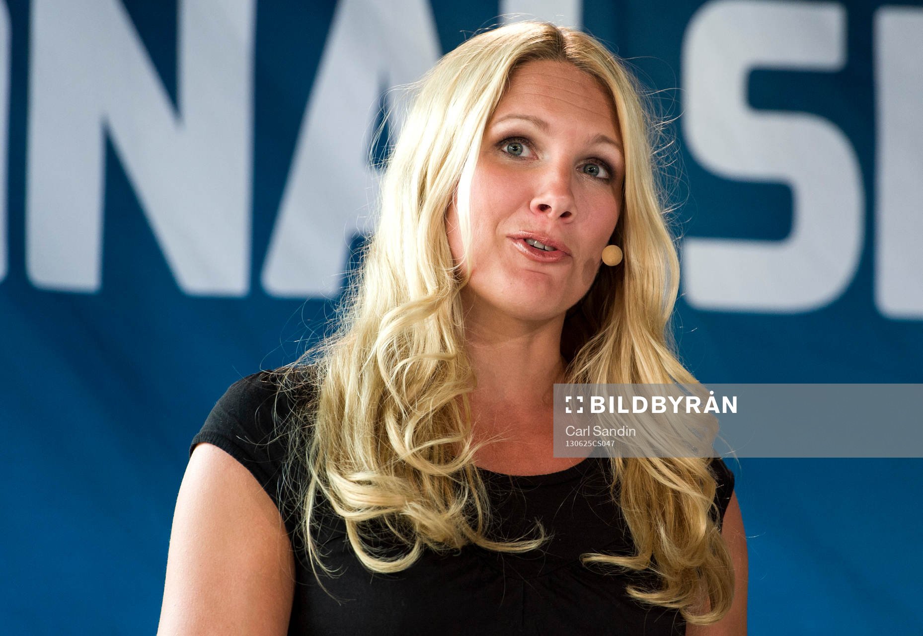 TV4s reporter Anna Brolin håller i presskonferensen