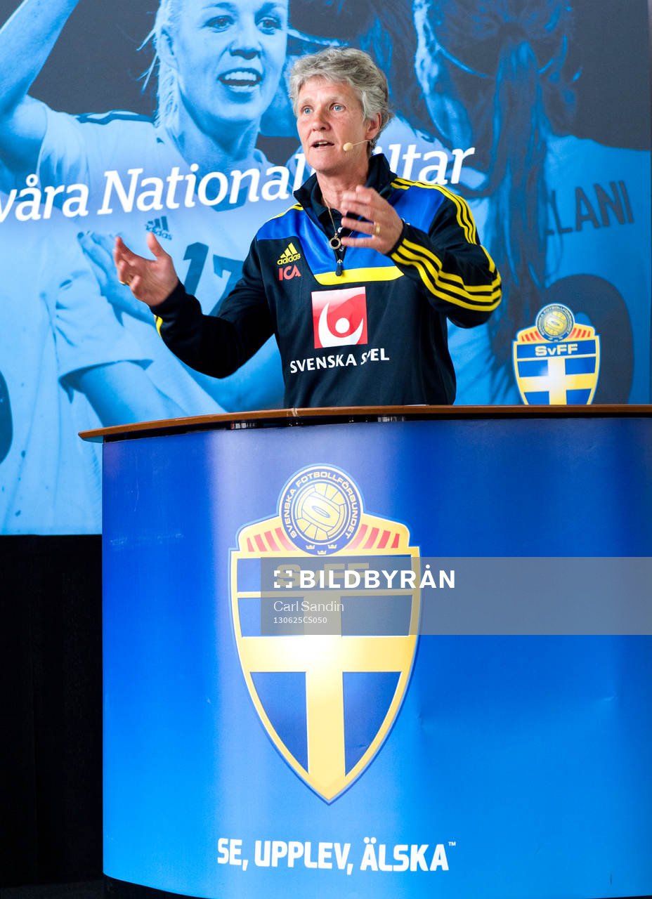 Sveriges förbundskapten Pia Sundhage presenterar