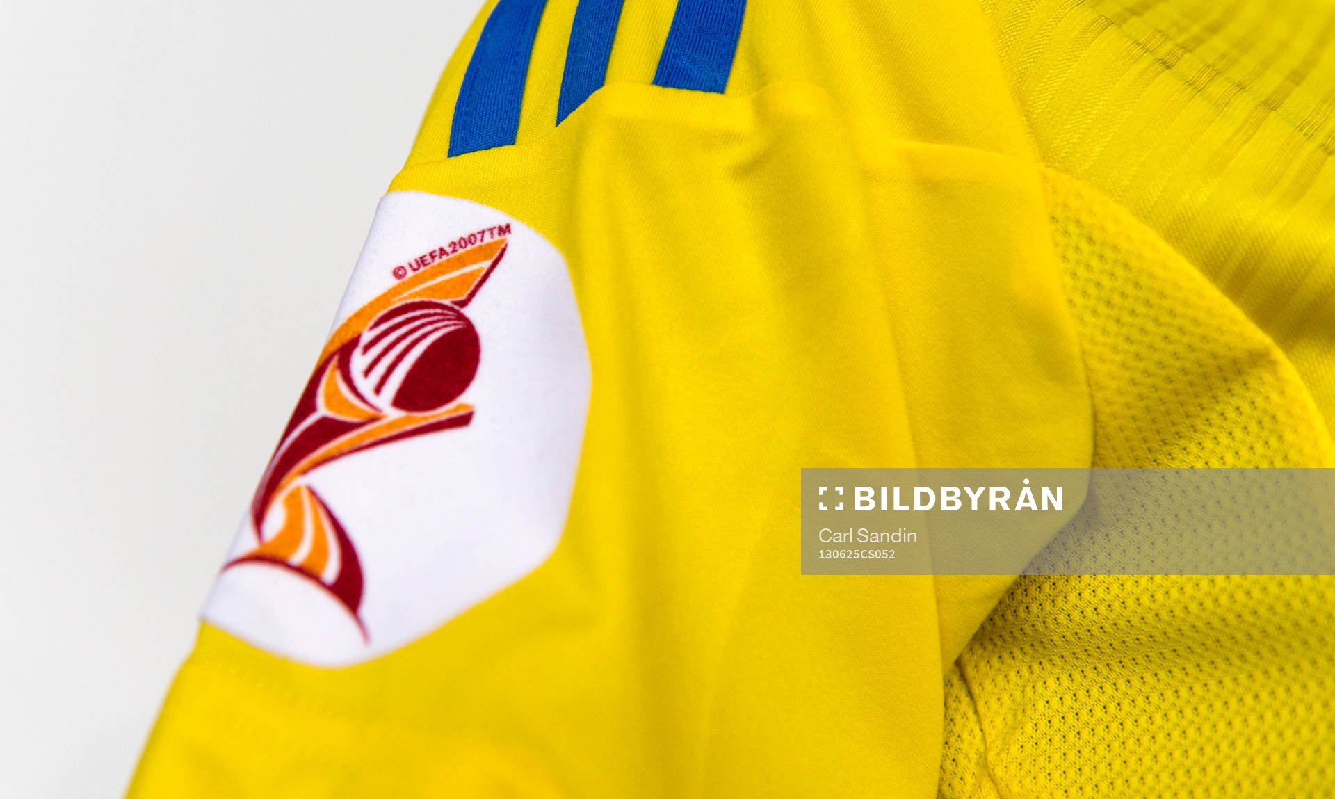 Svensk landslagströja med emblem för UEFA womens euro på