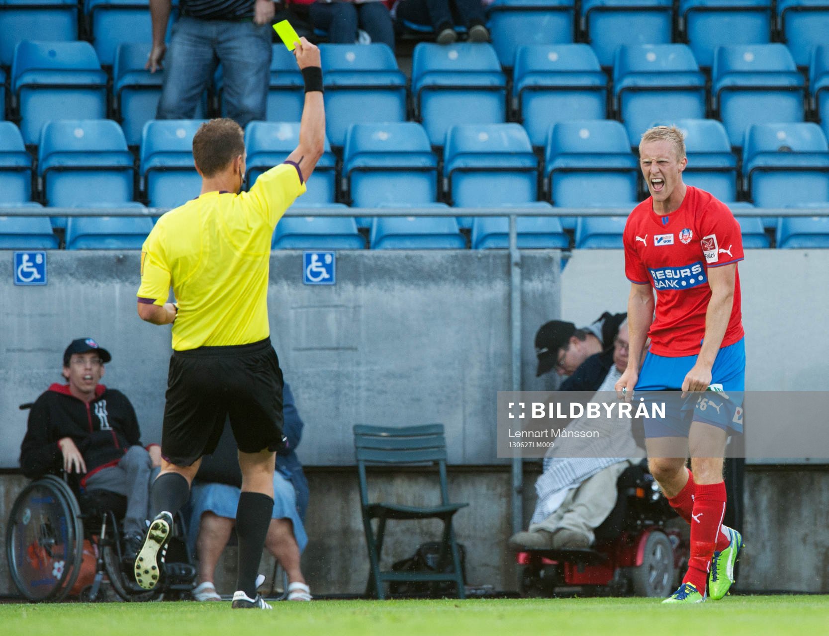 Utvisning, Peter Larsson, Helsingborg, får sitt andra gula