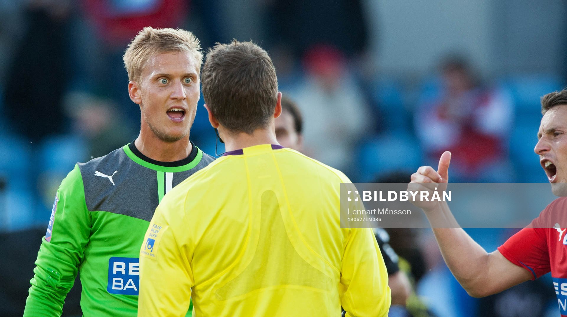 Pär Hansson, målvakt, Helsingborg, klagar hos domaren