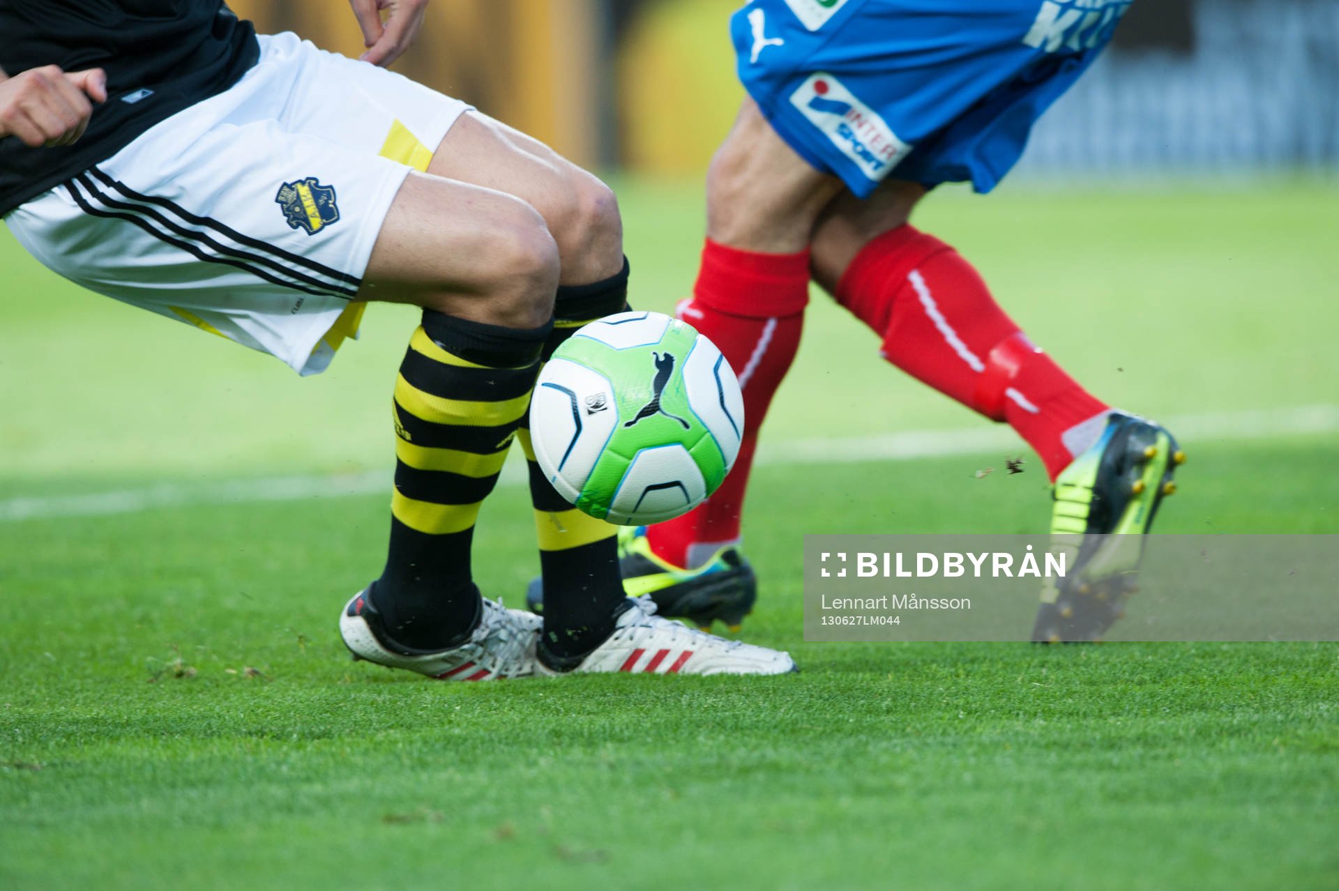 Fot, fötter, boll, gräs, närkamp, fotbollsskor,