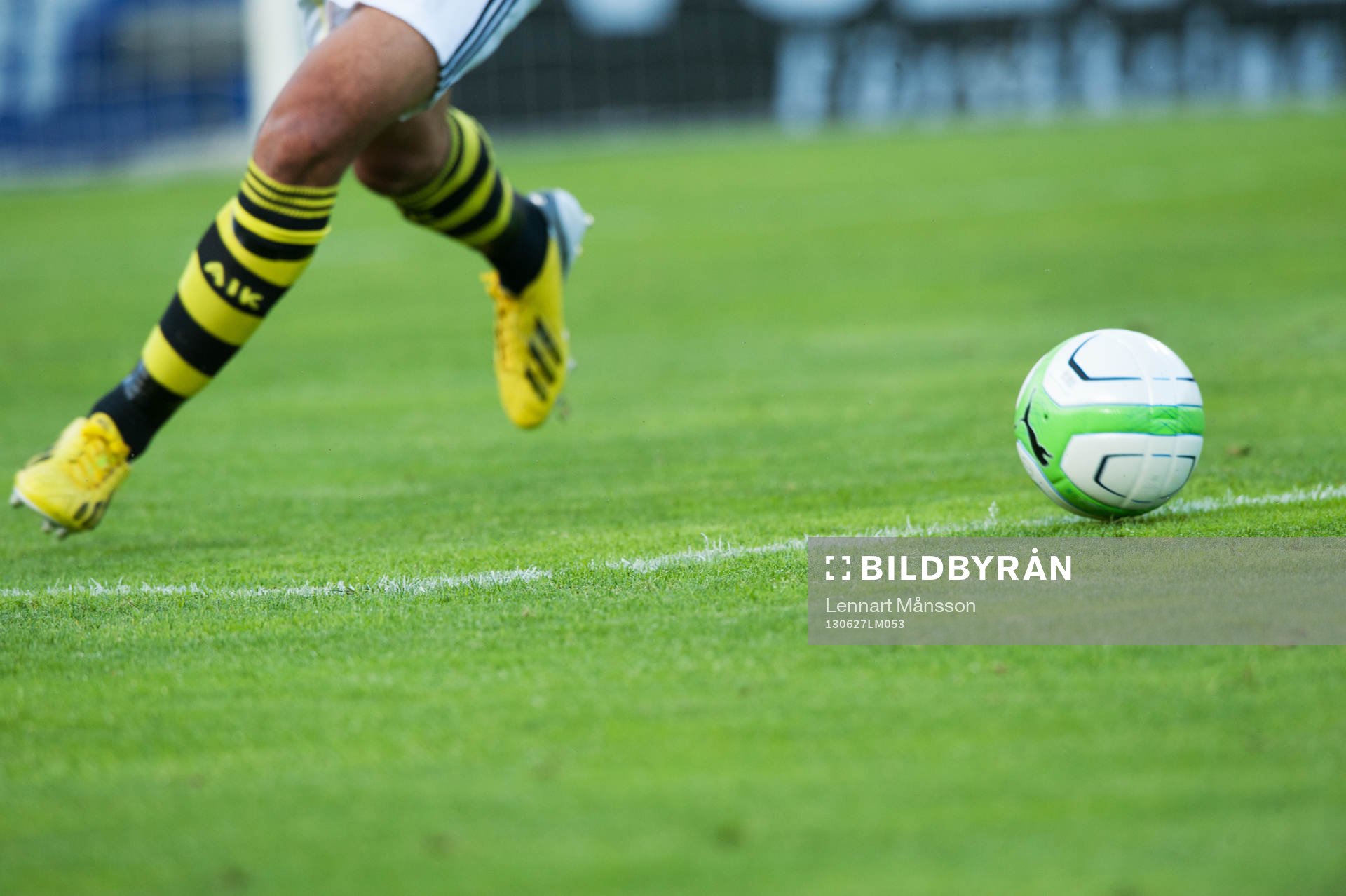 Fot, boll, gräs, fotbollsskor Adidas, fotbollsstrumpor,