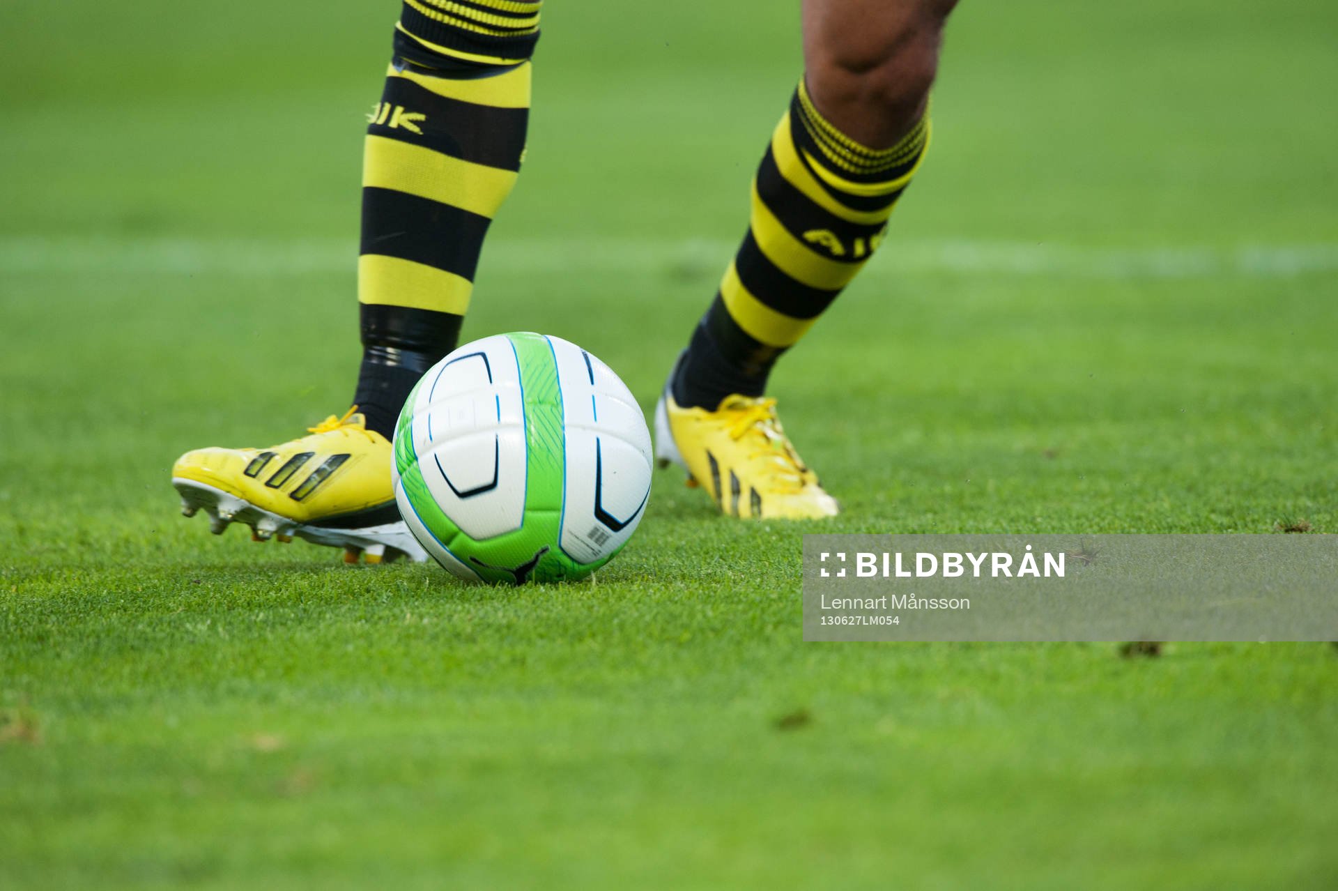 Fot, boll, gräs, fotbollsskor Adidas, fotbollsstrumpor,
