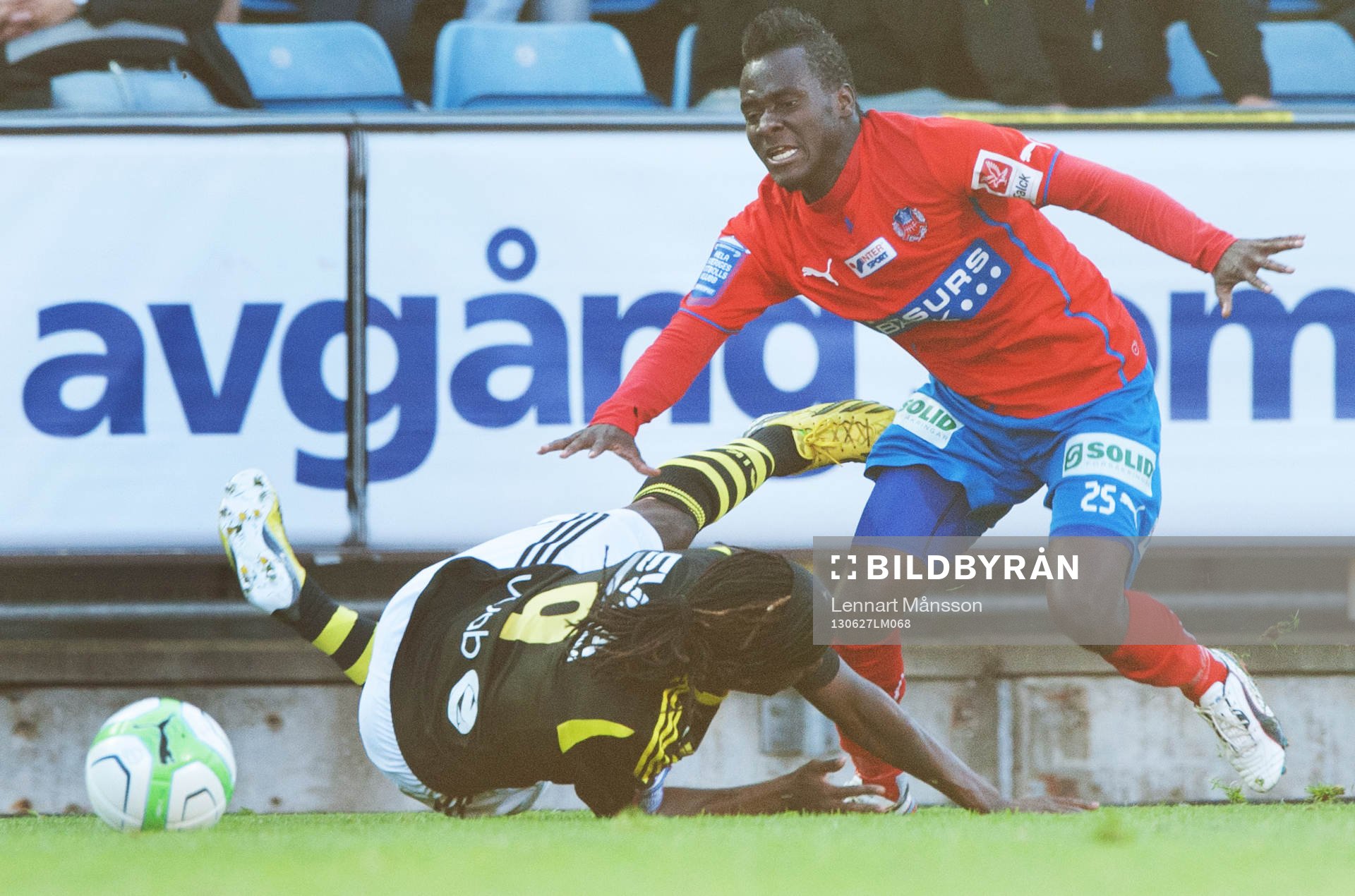 Joseph Baffo, Helsingborg, bringar Martin Mutumba,