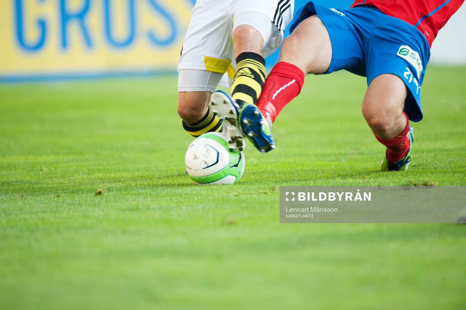 Fot, boll, gräs, fotbollsskor Adidas, fotbollsstrumpor,