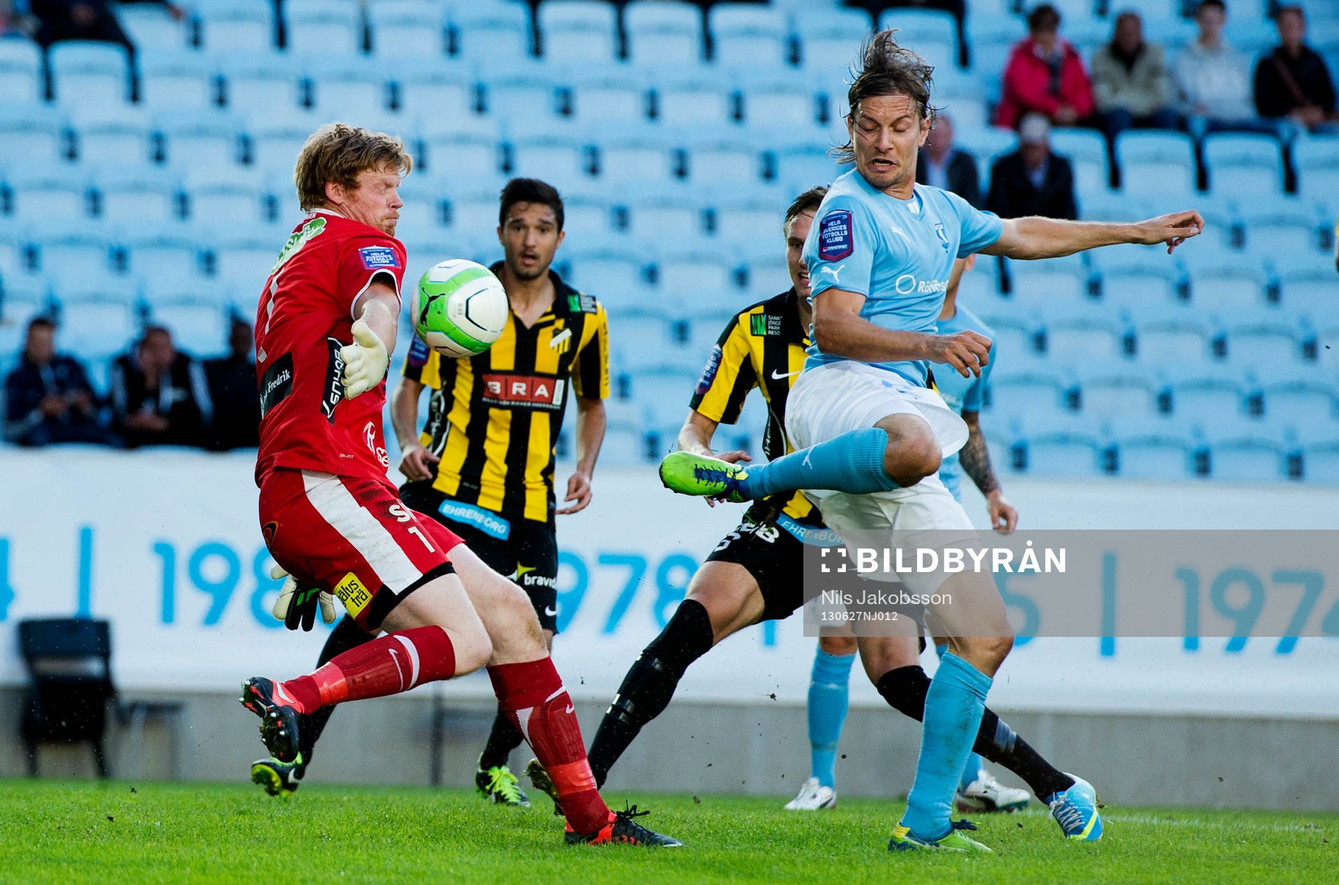 Malmö FFs Markus Halsti försöker få bollen i mål bakom