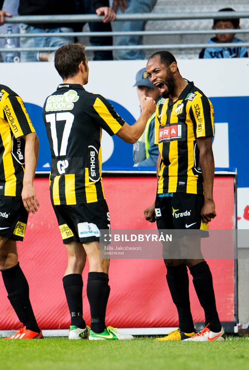 Häckens Rene Makondele jublar med Björn Anklev