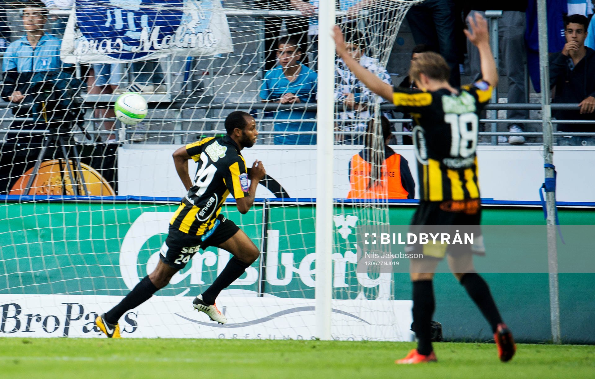 Häckens Rene Makondele har gjort 2-0 och jublar