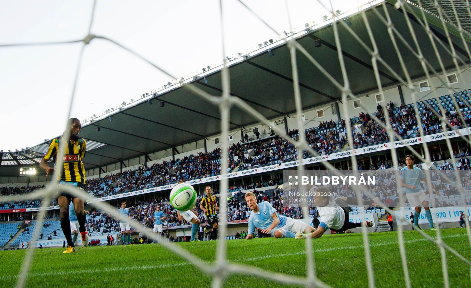 Häckens Rene Makondele gör 2-0 bakom Malmö FFs målvakt