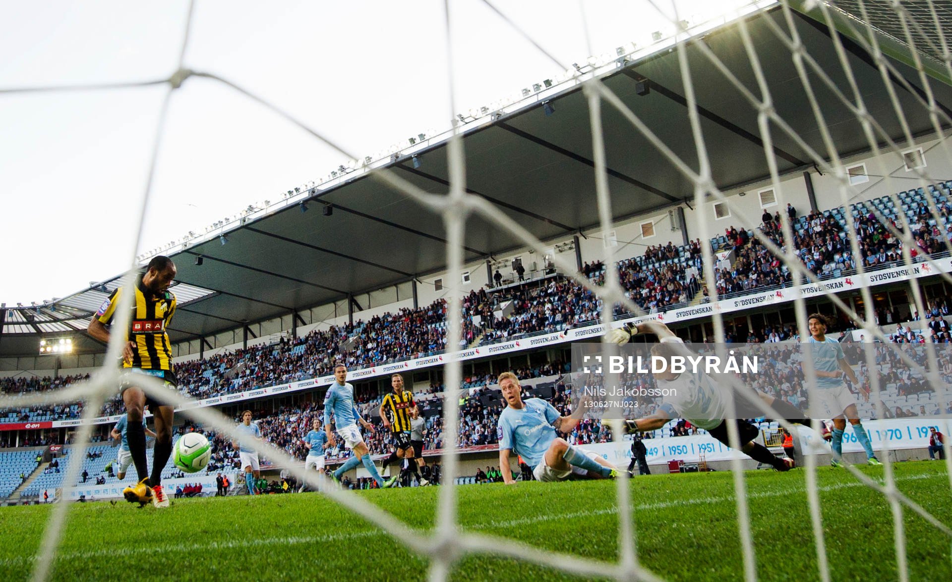 Häckens Rene Makondele gör 2-0 bakom Malmö FFs målvakt